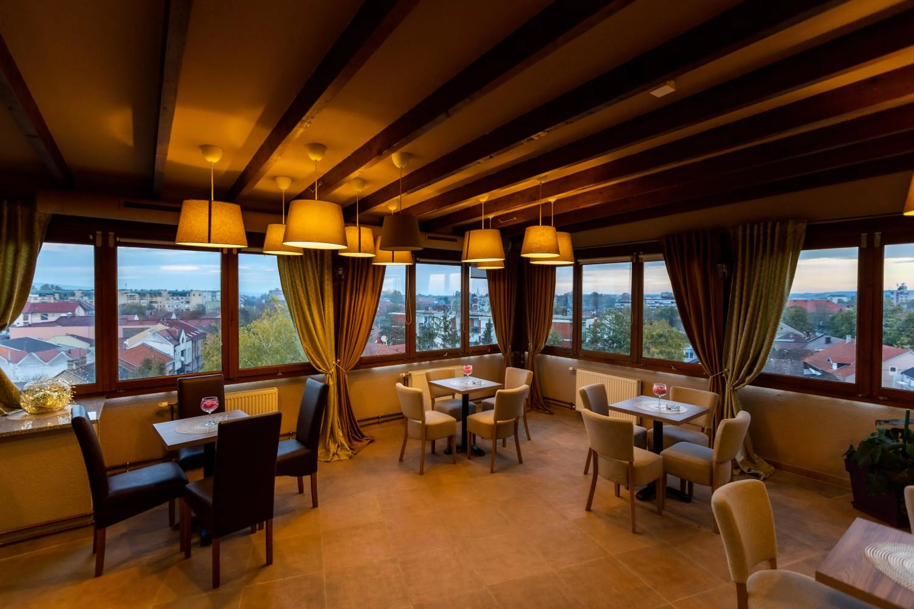 Restaurant/places to eat in Art Hotel