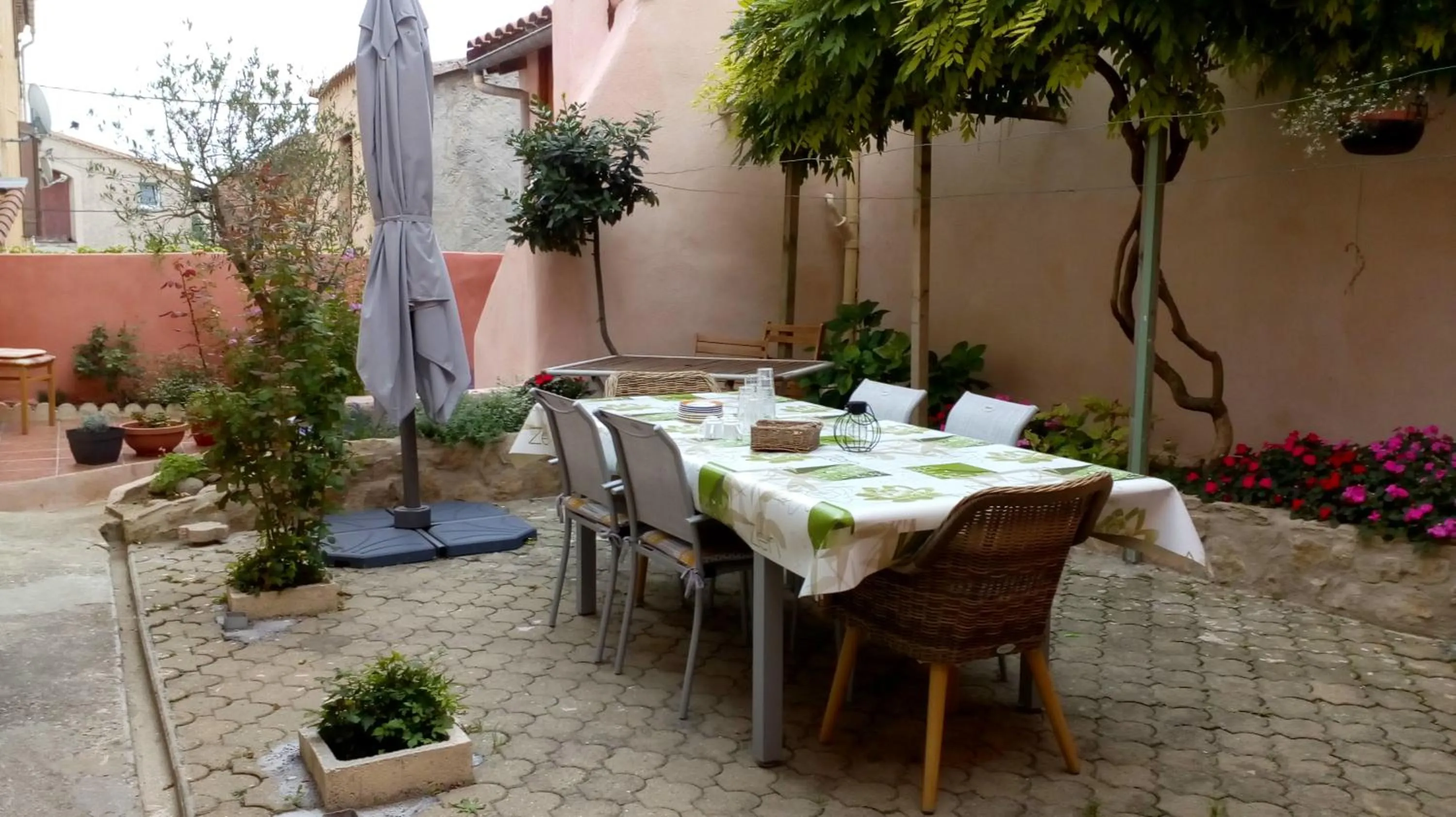 Restaurant/places to eat in BnBinB La Cour Enchantée