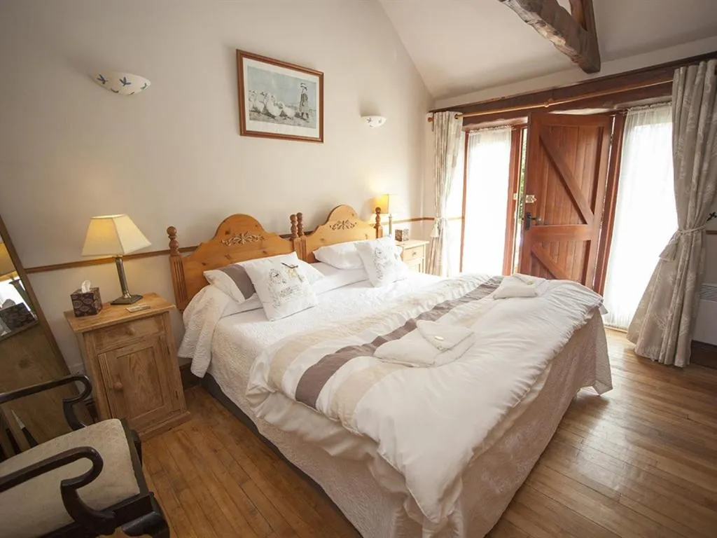Bedroom, Bed in Beeches Farmhouse Country Cottages & Rooms