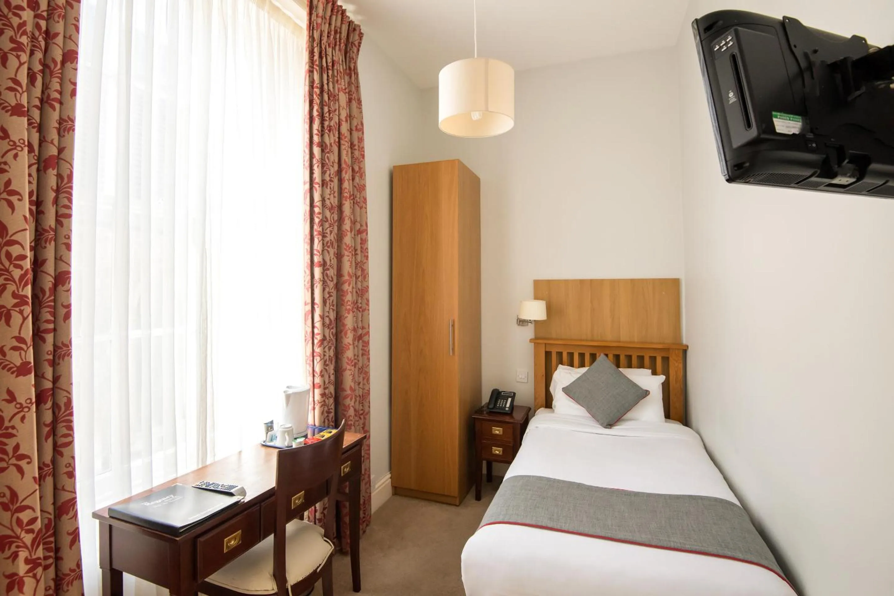 Bedroom, Bed in The Regency, Clifton Bristol by Belvilla