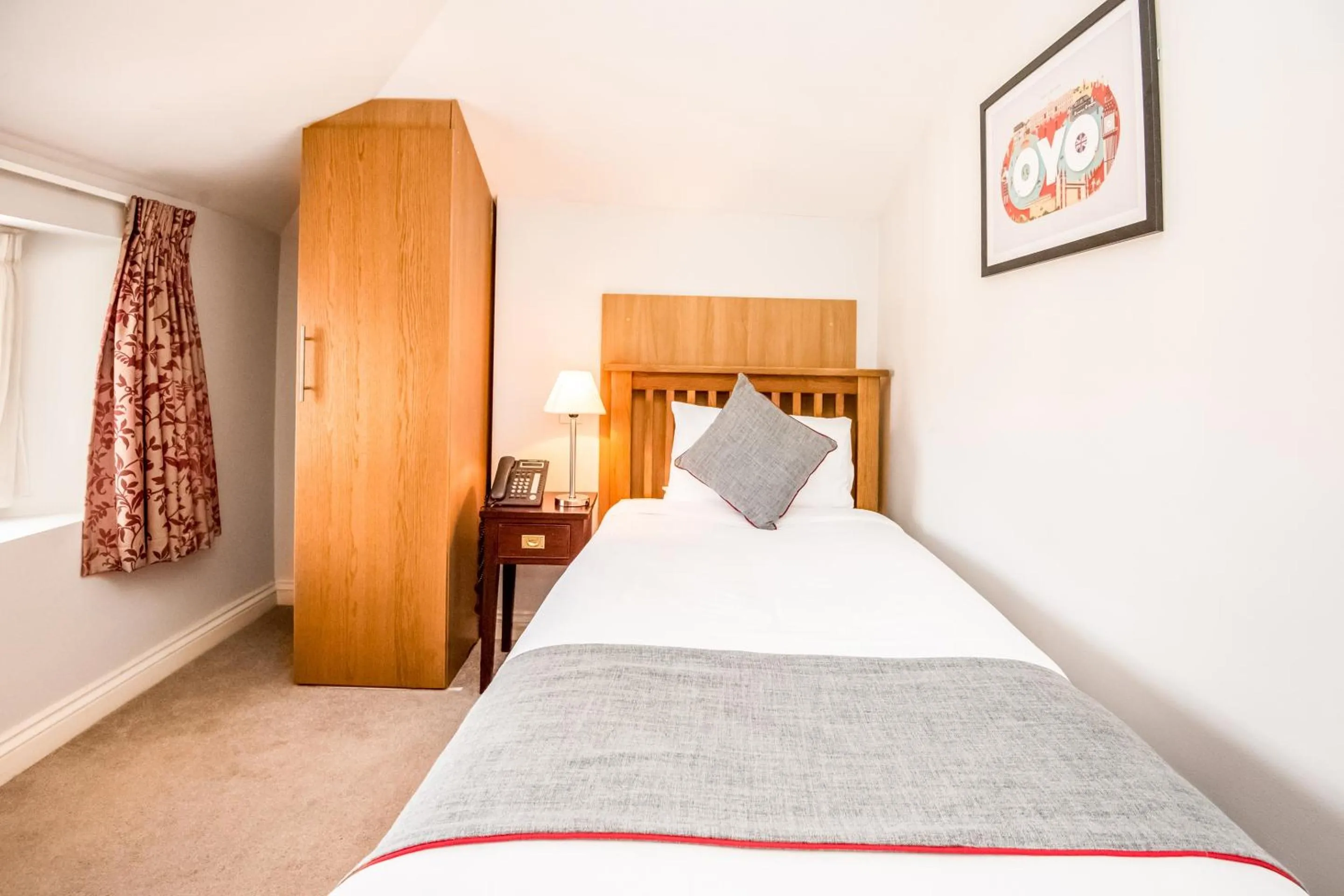 Bedroom, Bed in The Regency, Clifton Bristol by Belvilla