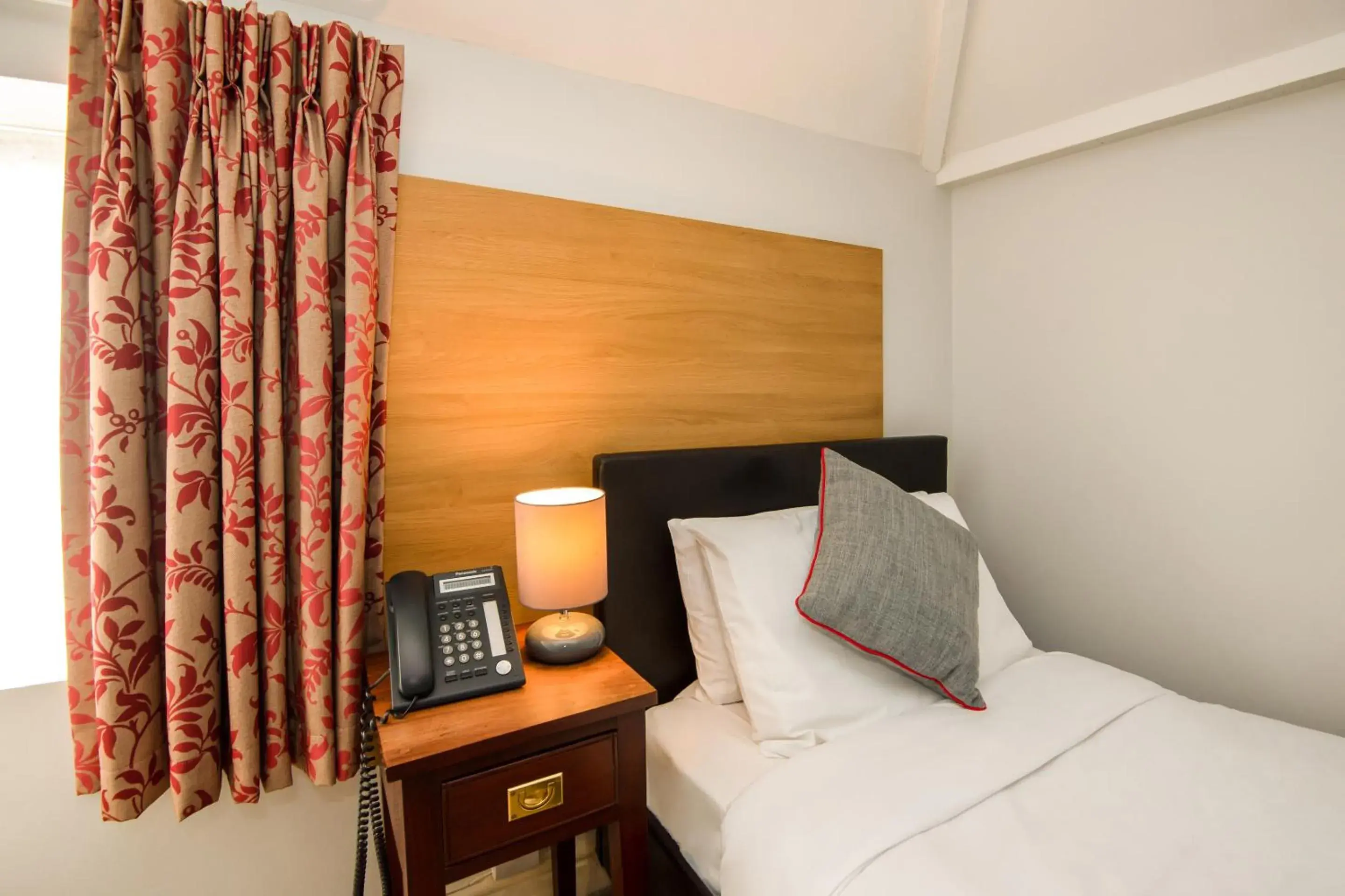 Standard Single Room with Shared Bathroom in The Regency, Clifton Bristol Standard Single Room with Shared Bathroom in The Regency, Clifton Bristol