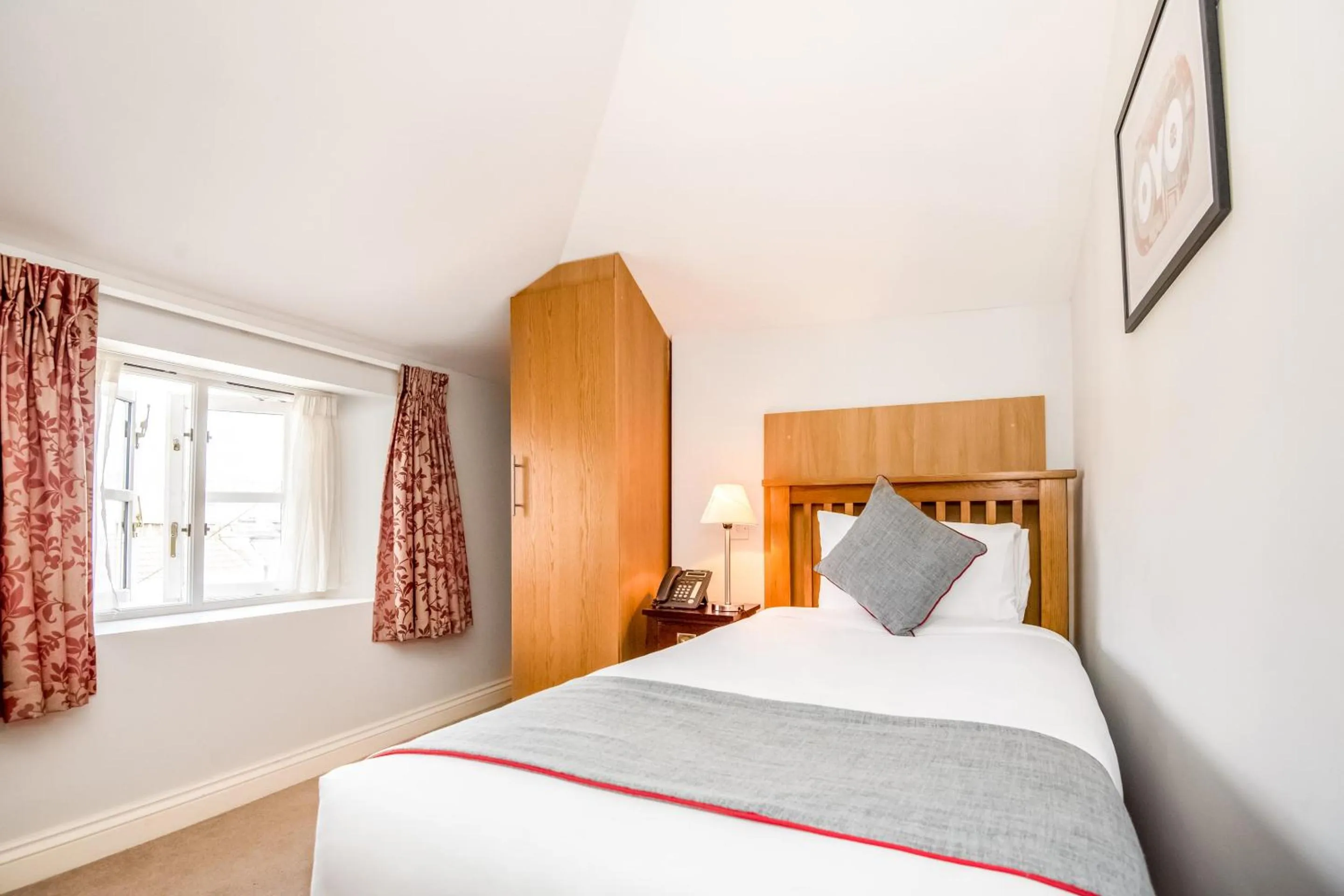 Bedroom, Bed in The Regency, Clifton Bristol by Belvilla