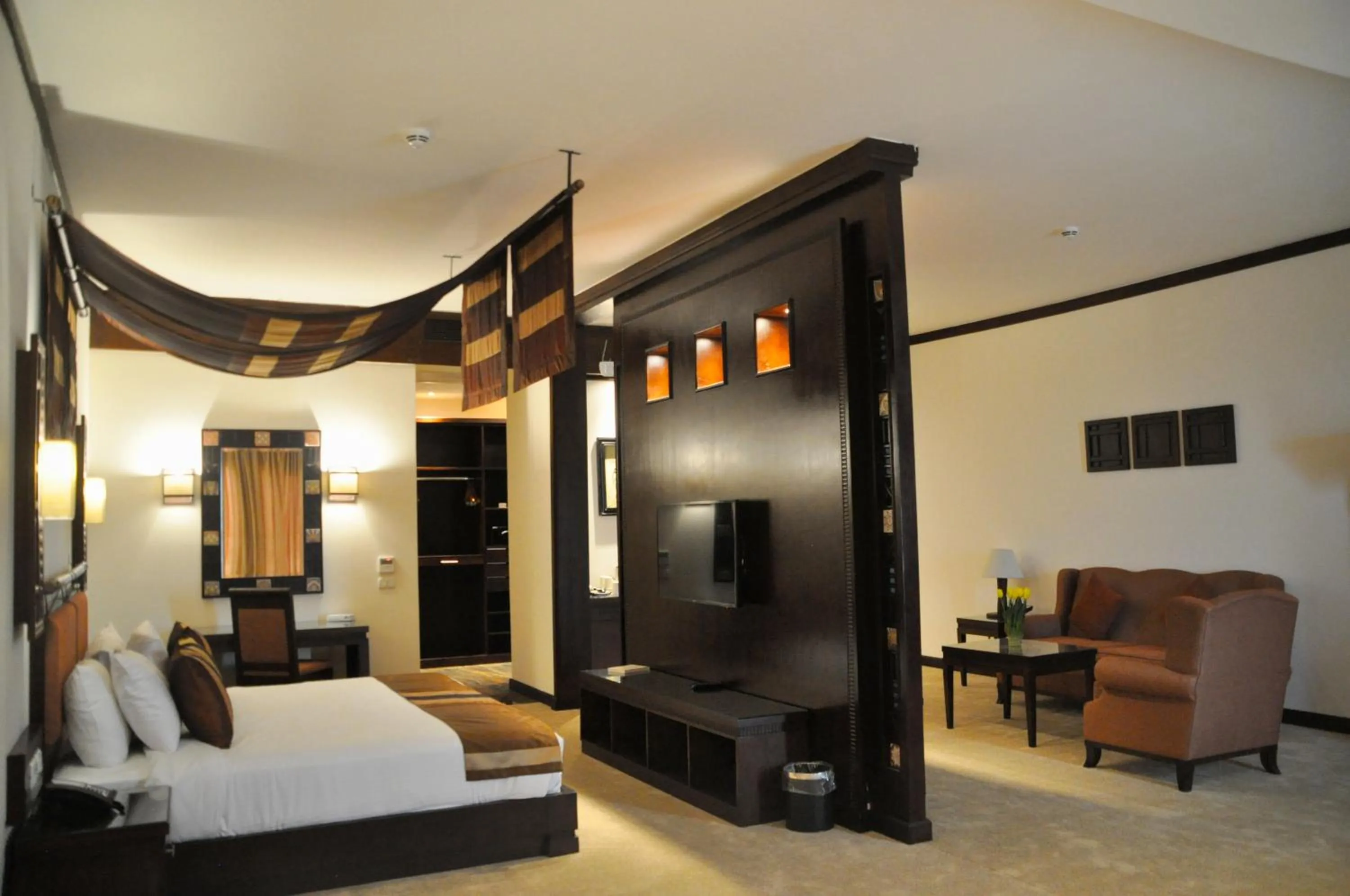 Communal lounge/ TV room, Bed in Africana Hotel & Spa