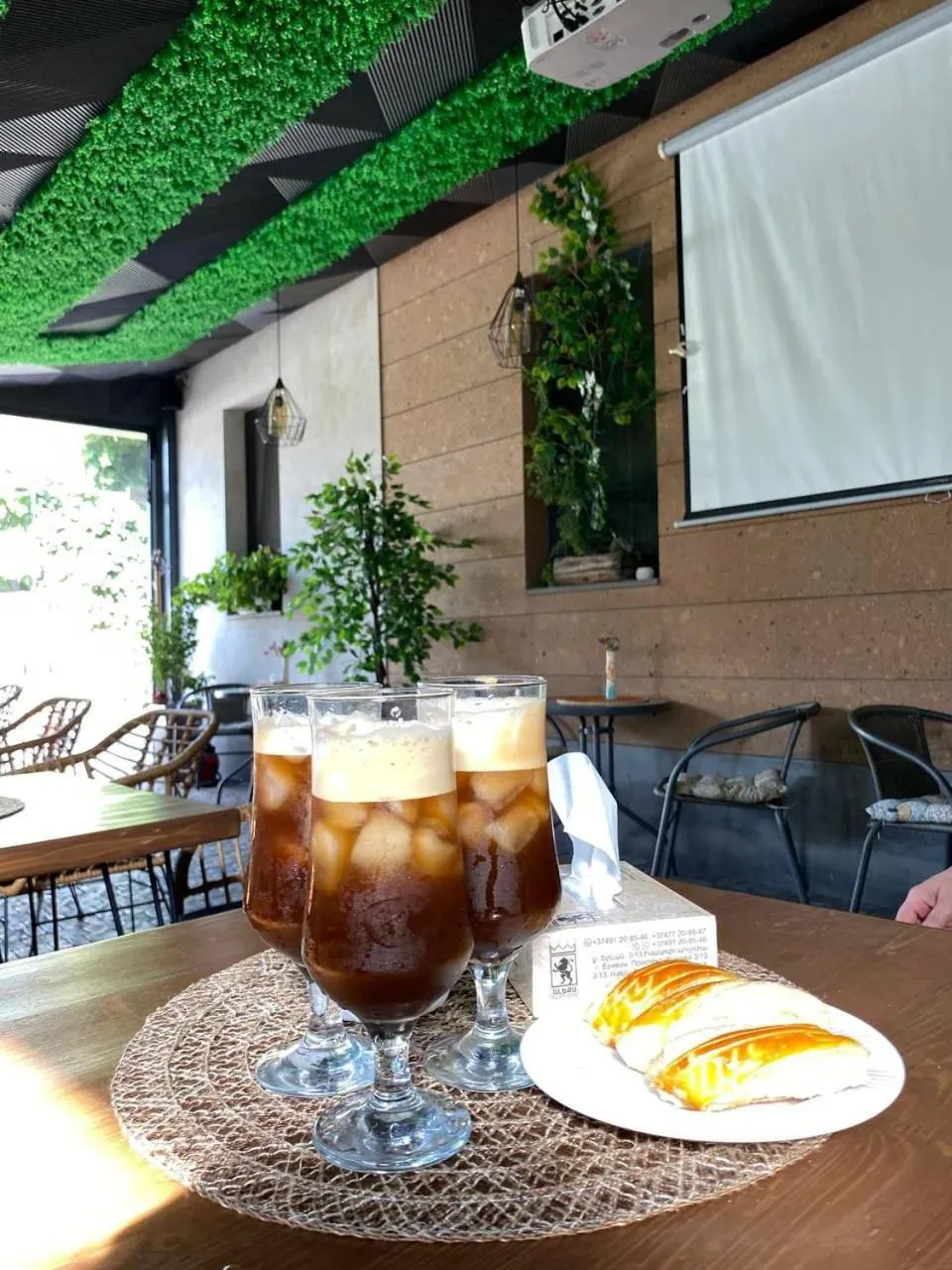 Restaurant/places to eat in Alex Hotel