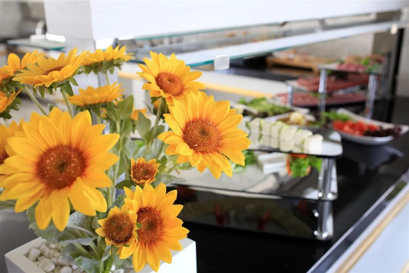 Restaurant/places to eat in Güvenay Business Hotel