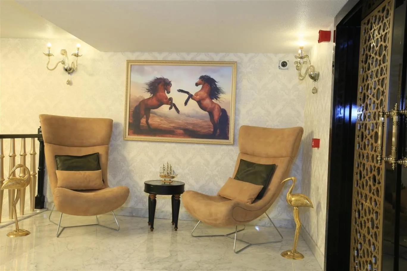 Seating area in Güvenay Business Hotel