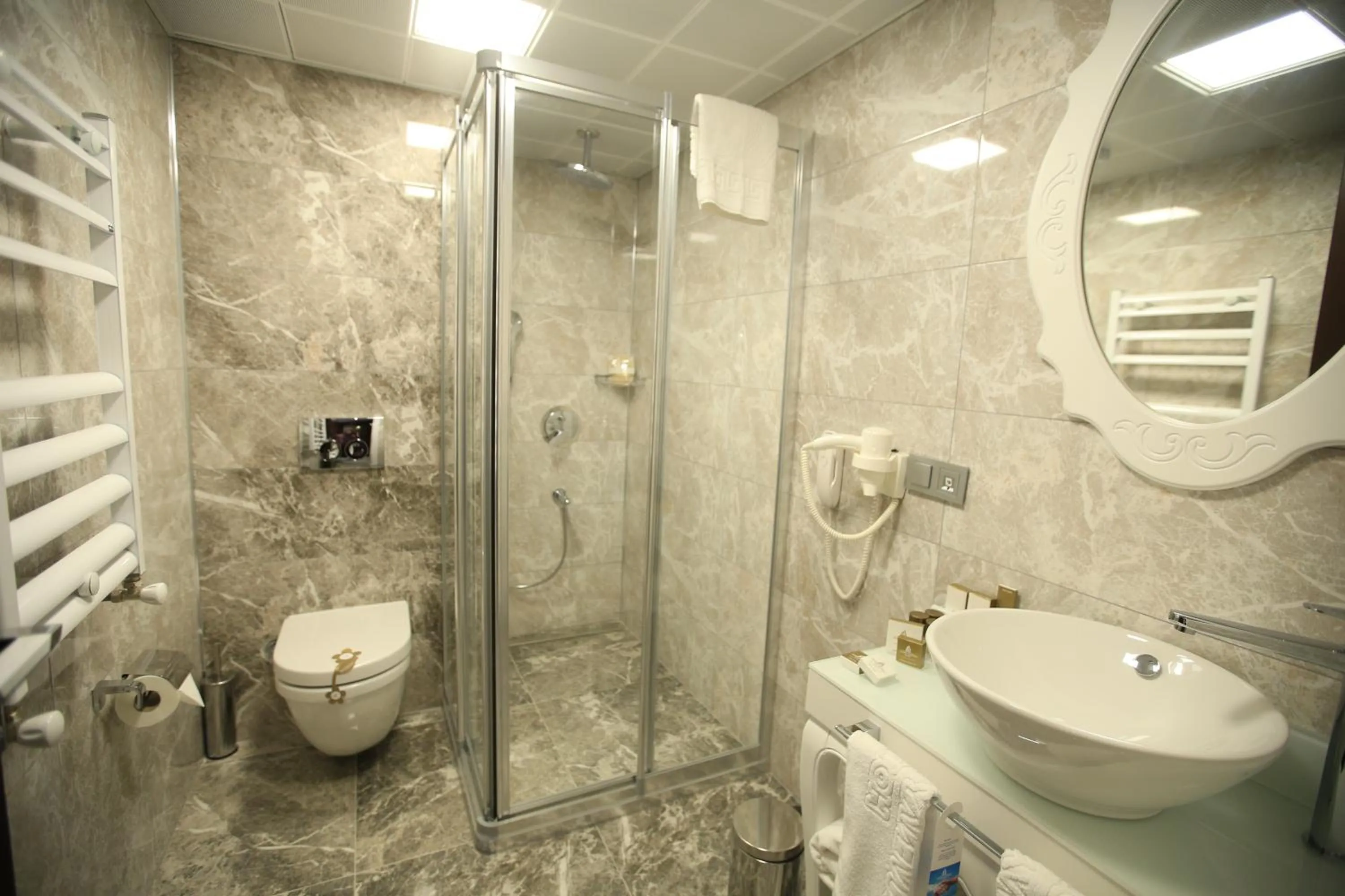 Shower in Güvenay Business Hotel