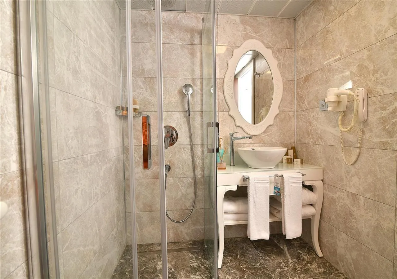 Shower in Güvenay Business Hotel