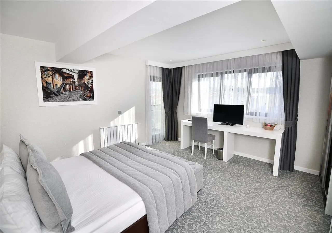 Bedroom, Bed in Güvenay Business Hotel