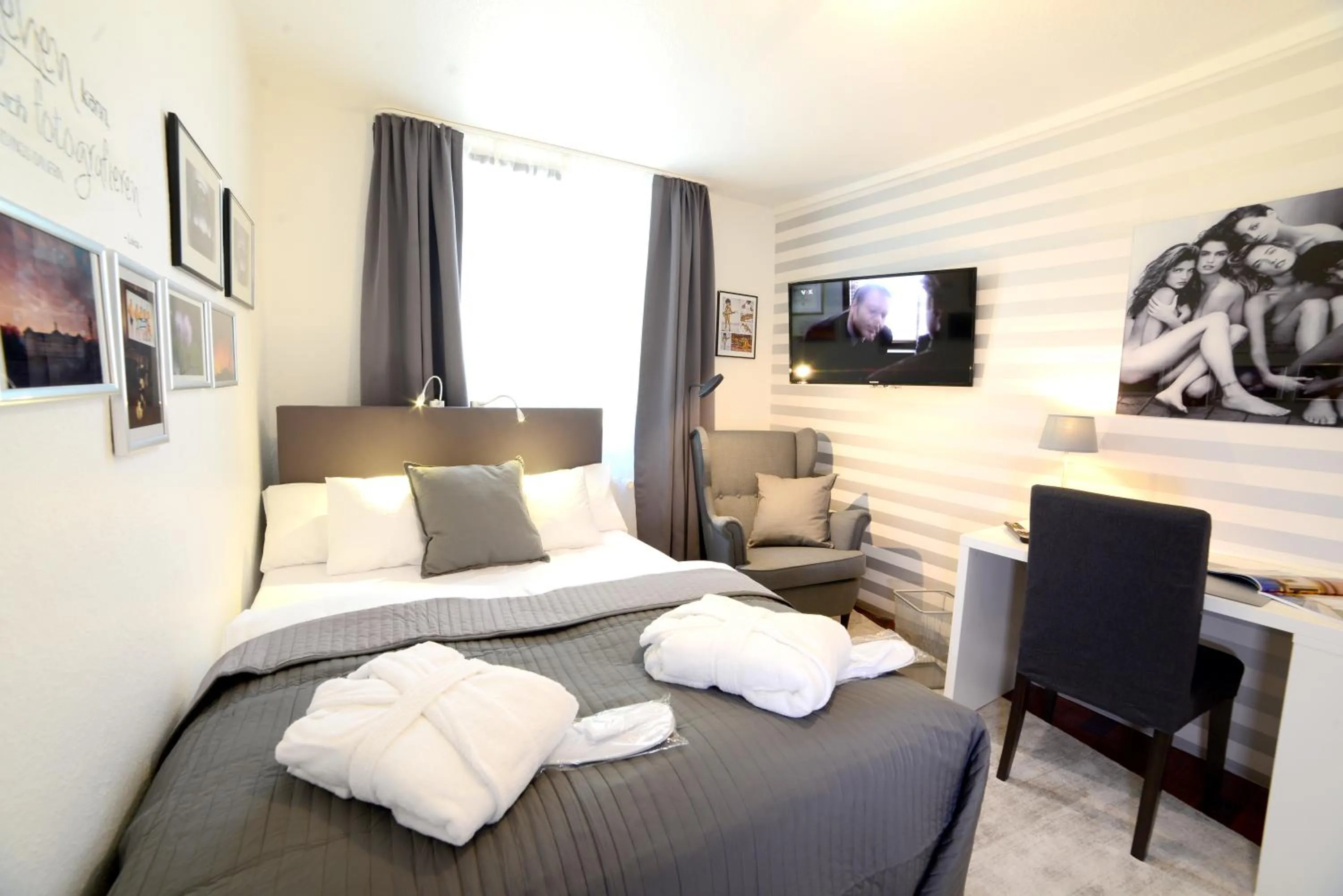 Photo of the whole room, Bed in Lilis kleines Hotel