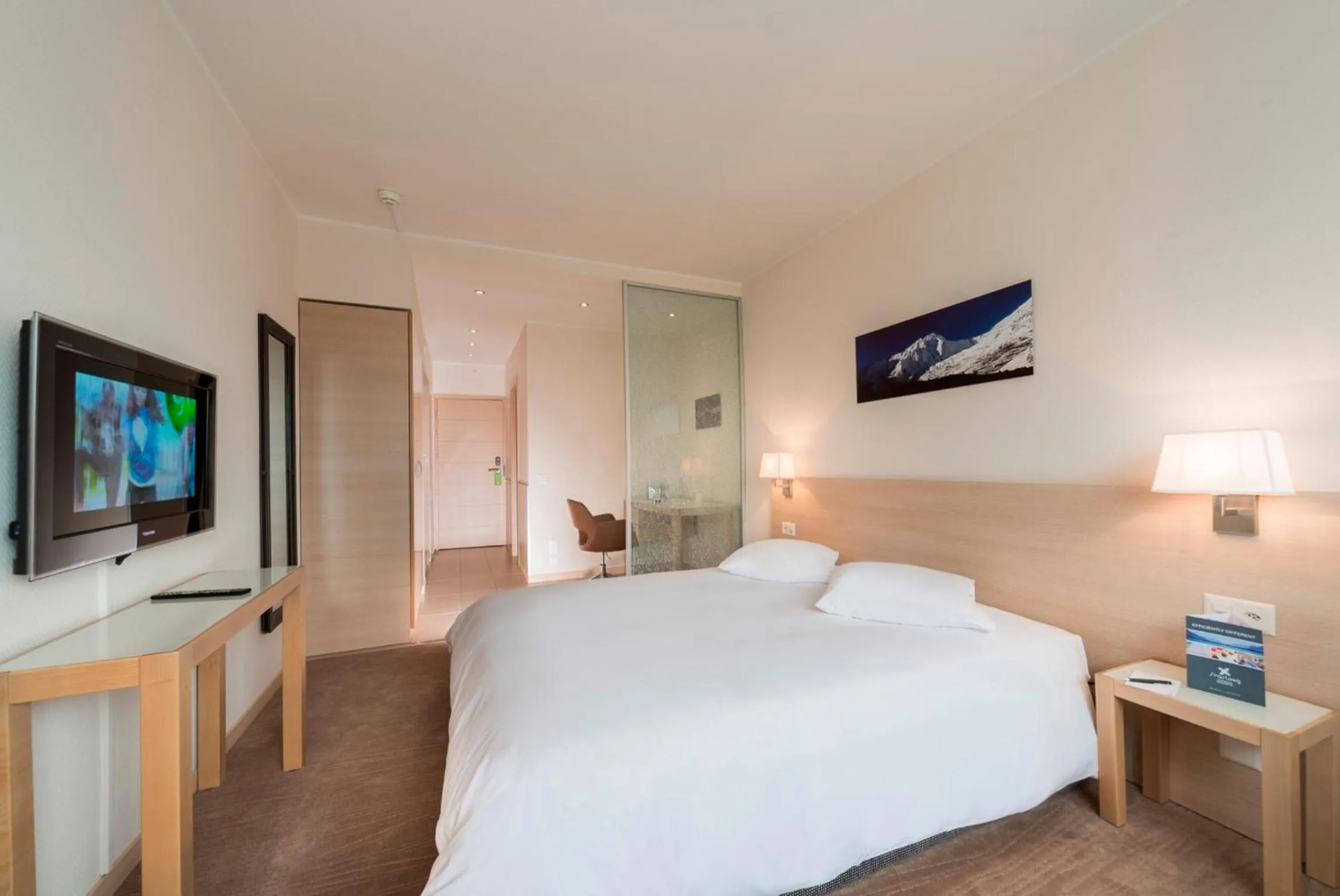 Photo of the whole room, Bed in Starling Hôtel Résidence Genève