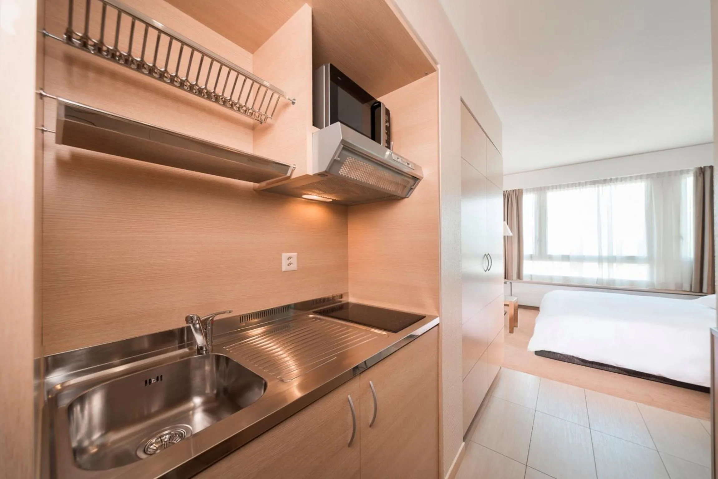 Kitchen or kitchenette, Bed in Starling Hôtel Résidence Genève