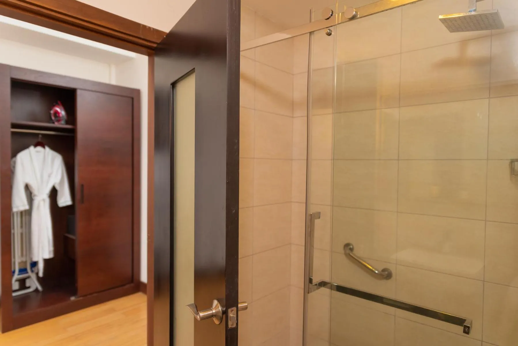 Shower in Herdmanston Lodge Hotel