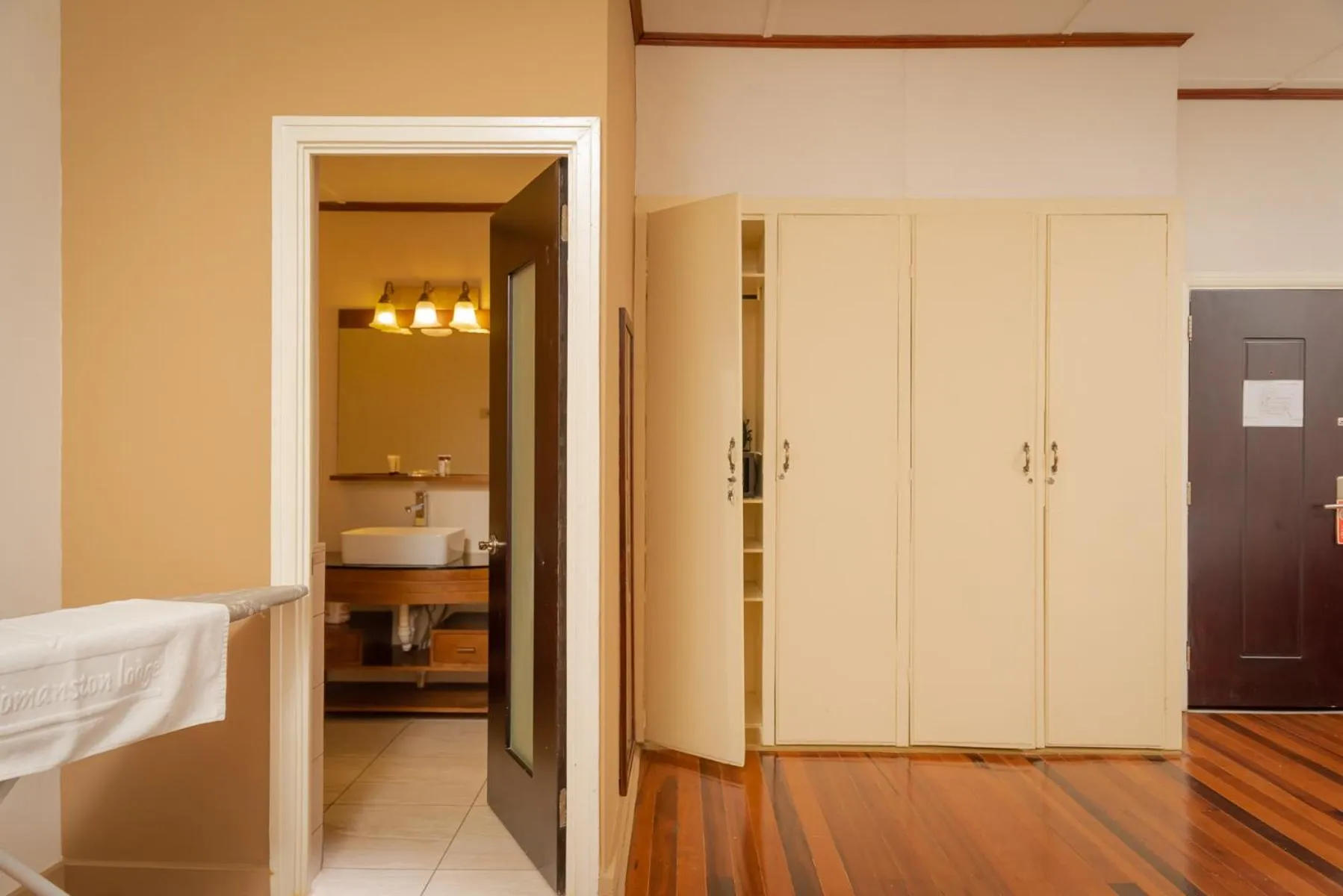 Bathroom, Bed in Herdmanston Lodge Hotel