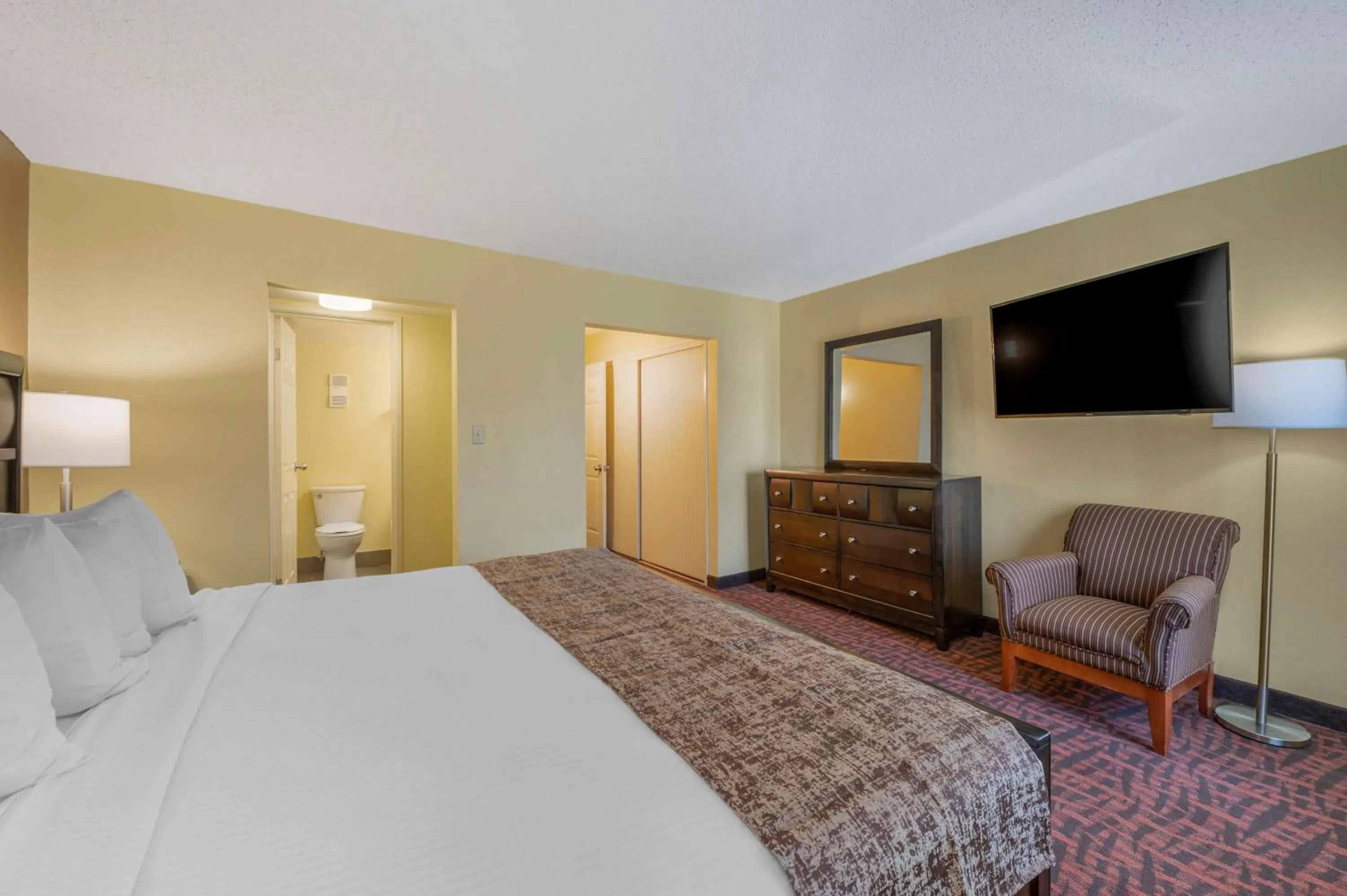 Photo of the whole room, Bed in Best Western Louisville East Inn & Suites