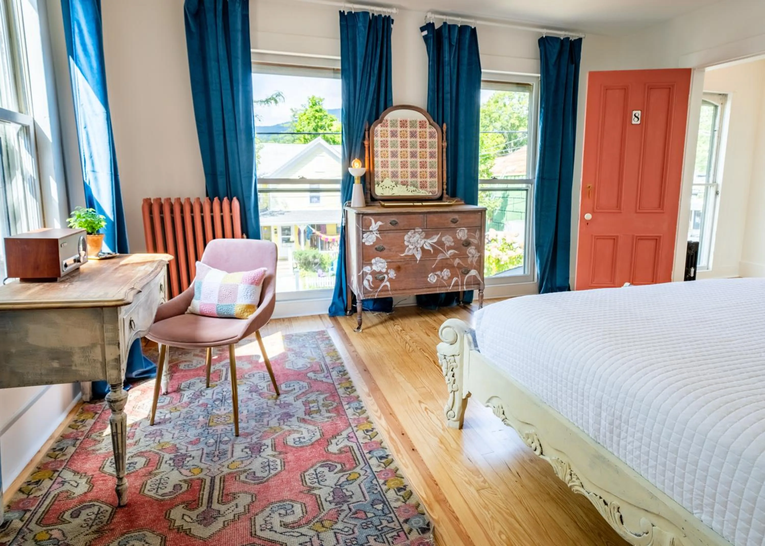 Bedroom, Bed in Twin Gables of Woodstock