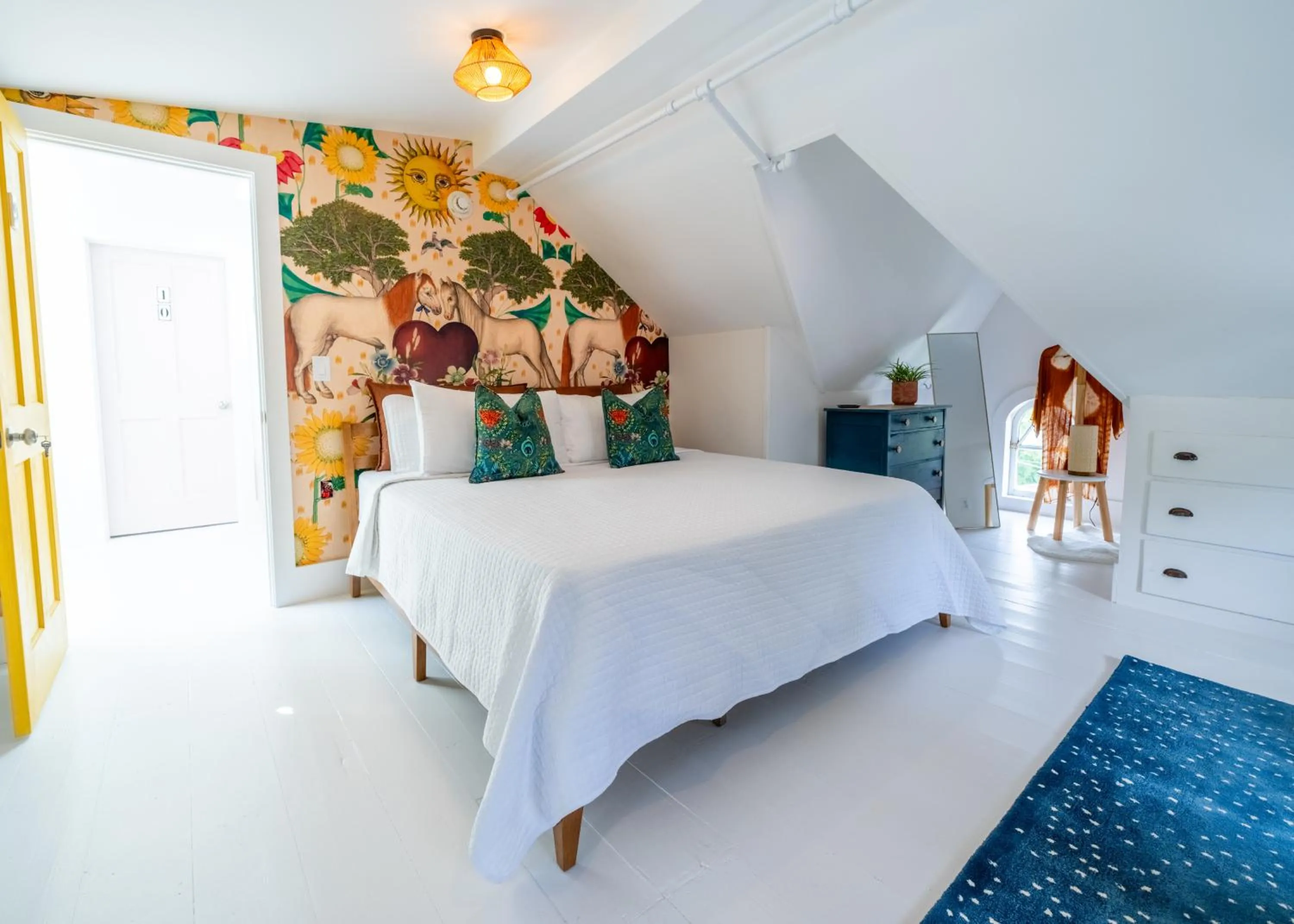 Bedroom, Bed in Twin Gables of Woodstock