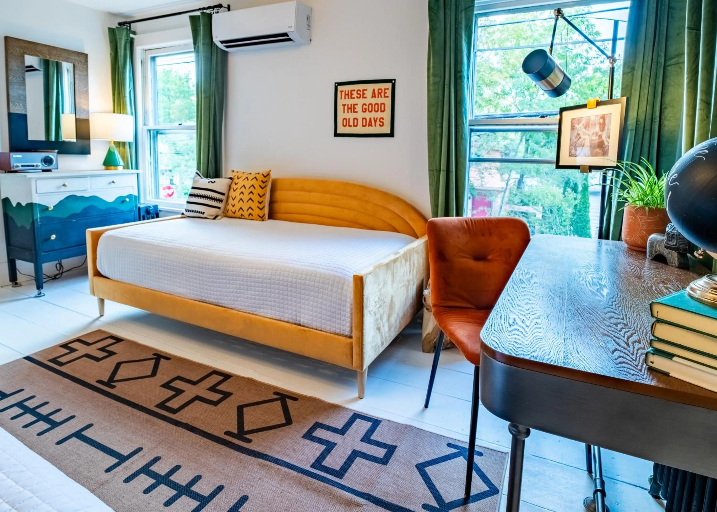 Bedroom, Bed in Twin Gables of Woodstock