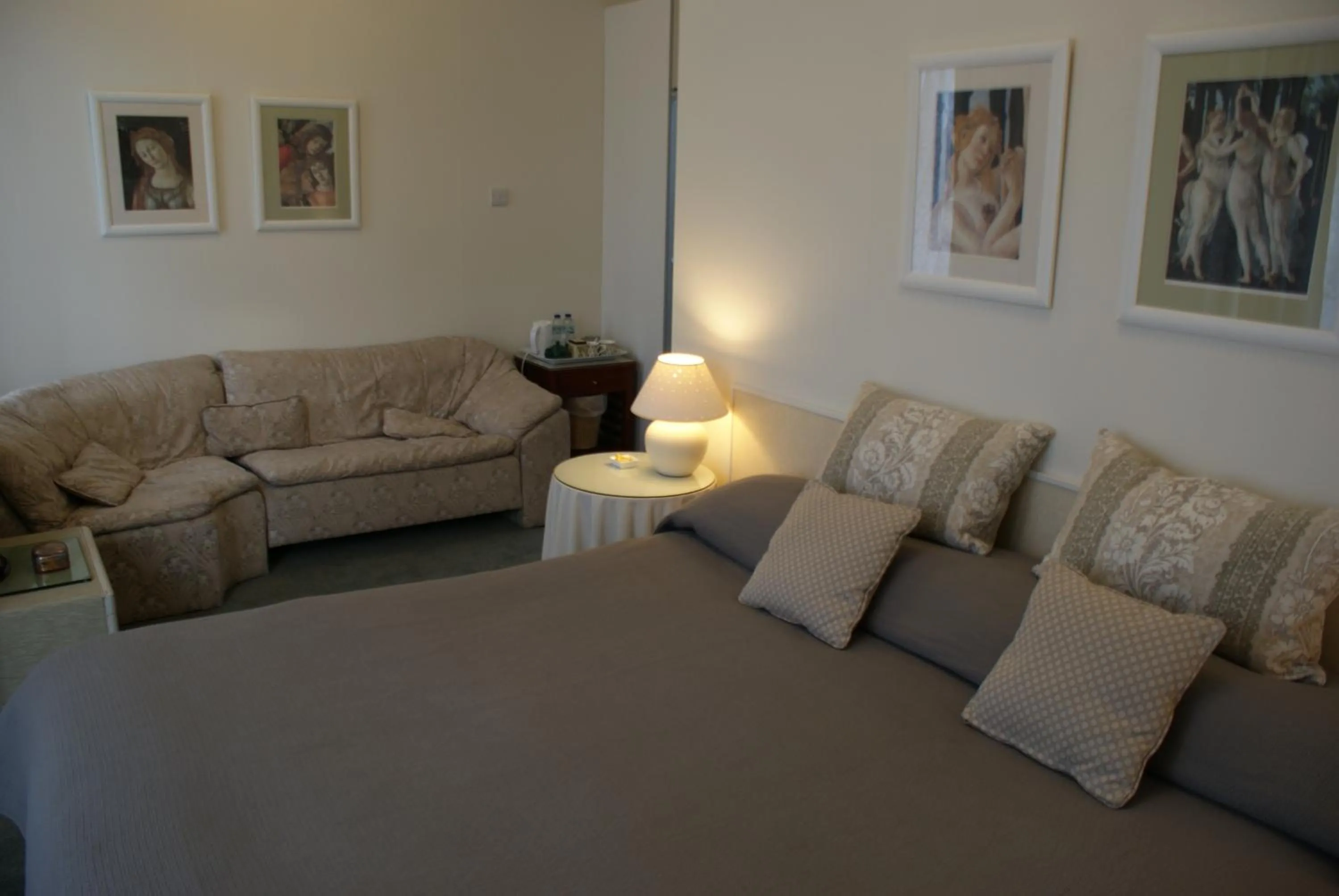 Photo of the whole room in The Norwood Guest House