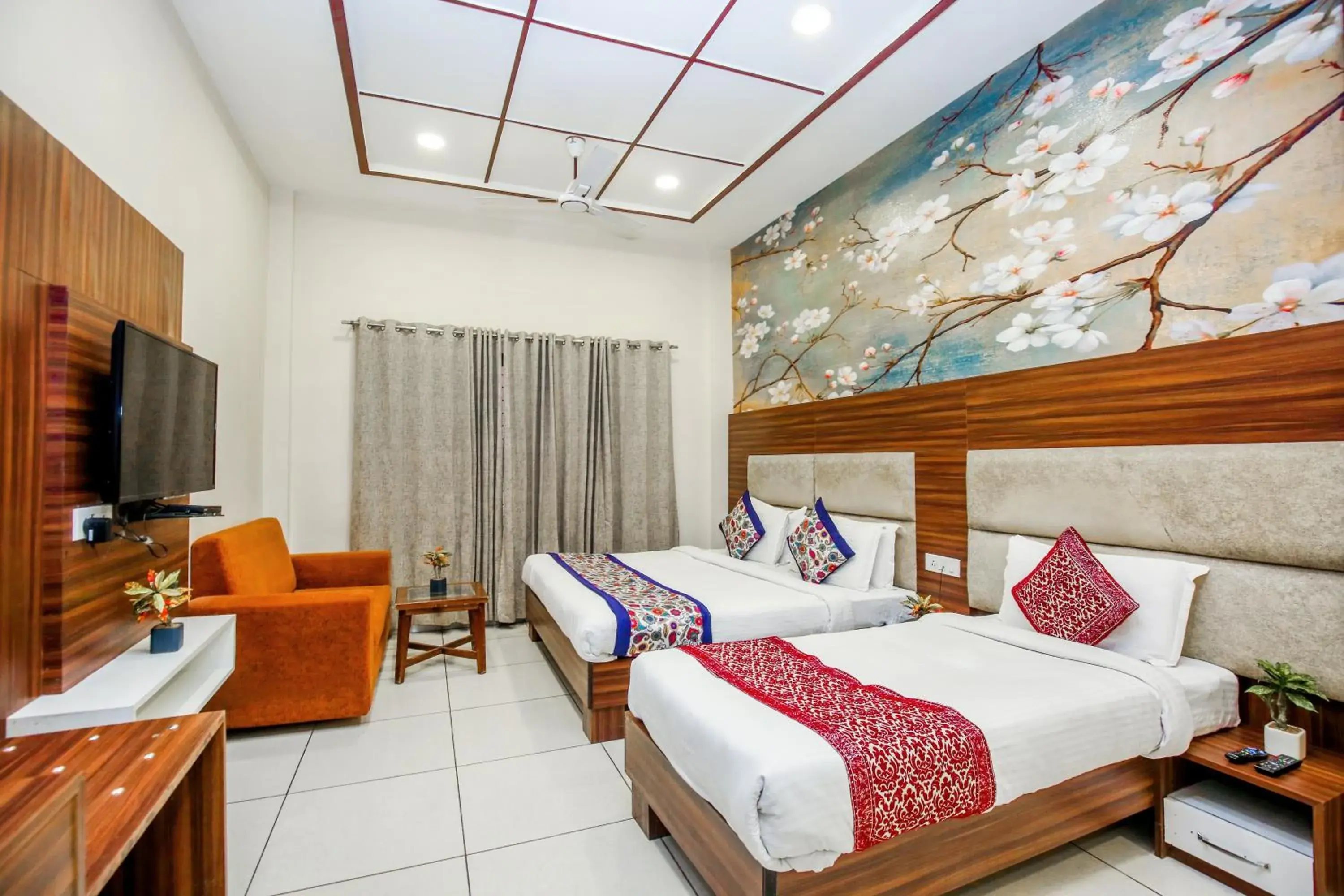 Family Suite in Hotel Karan Residency - 5 Min Walk From Golden Temple Family Suite in Hotel Karan Residency - 5 Min Walk From Golden Temple