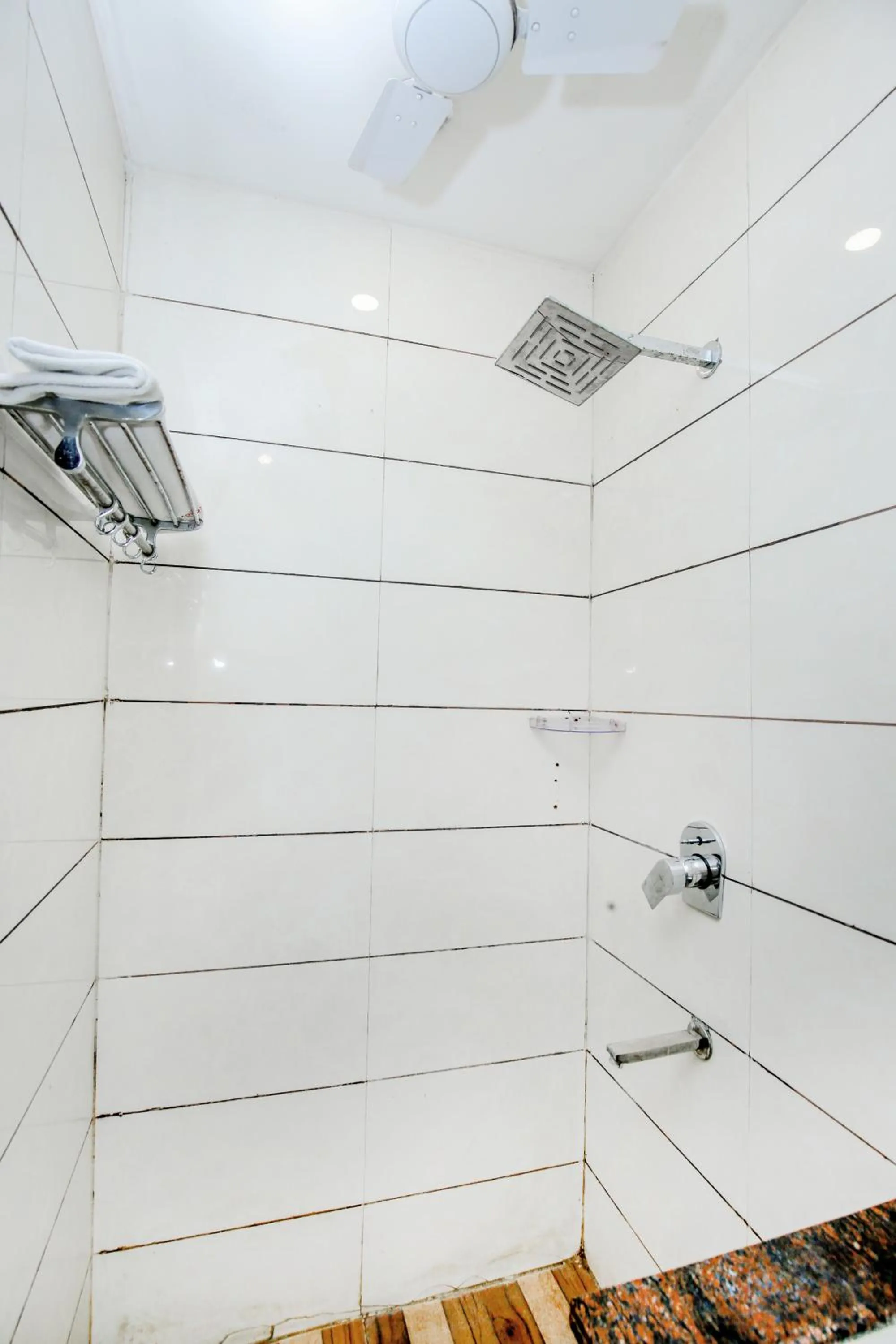 Shower in Hotel Karan Residency - 5 Min Walk From Golden Temple