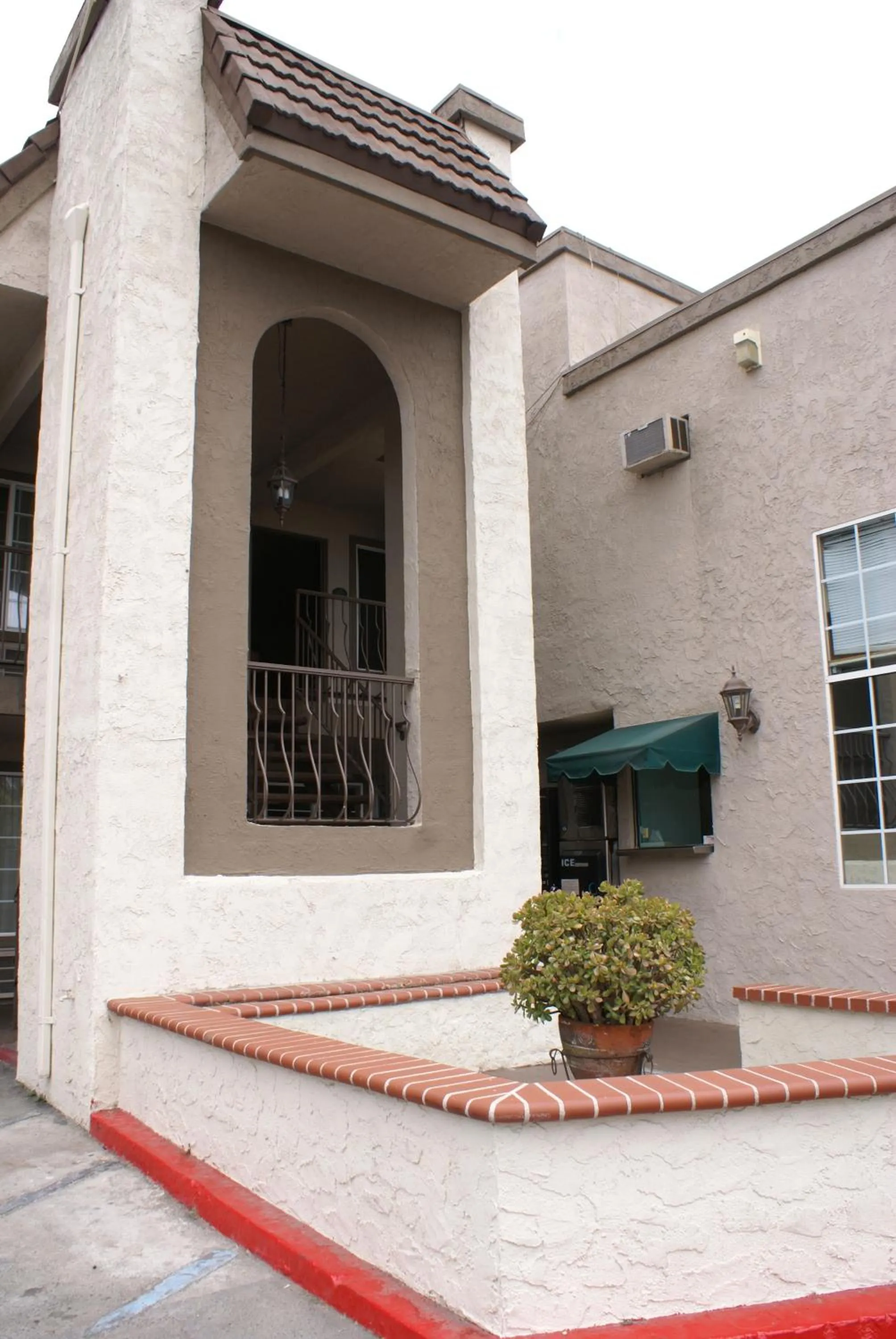 Facade/entrance in Queens Inn Anaheim