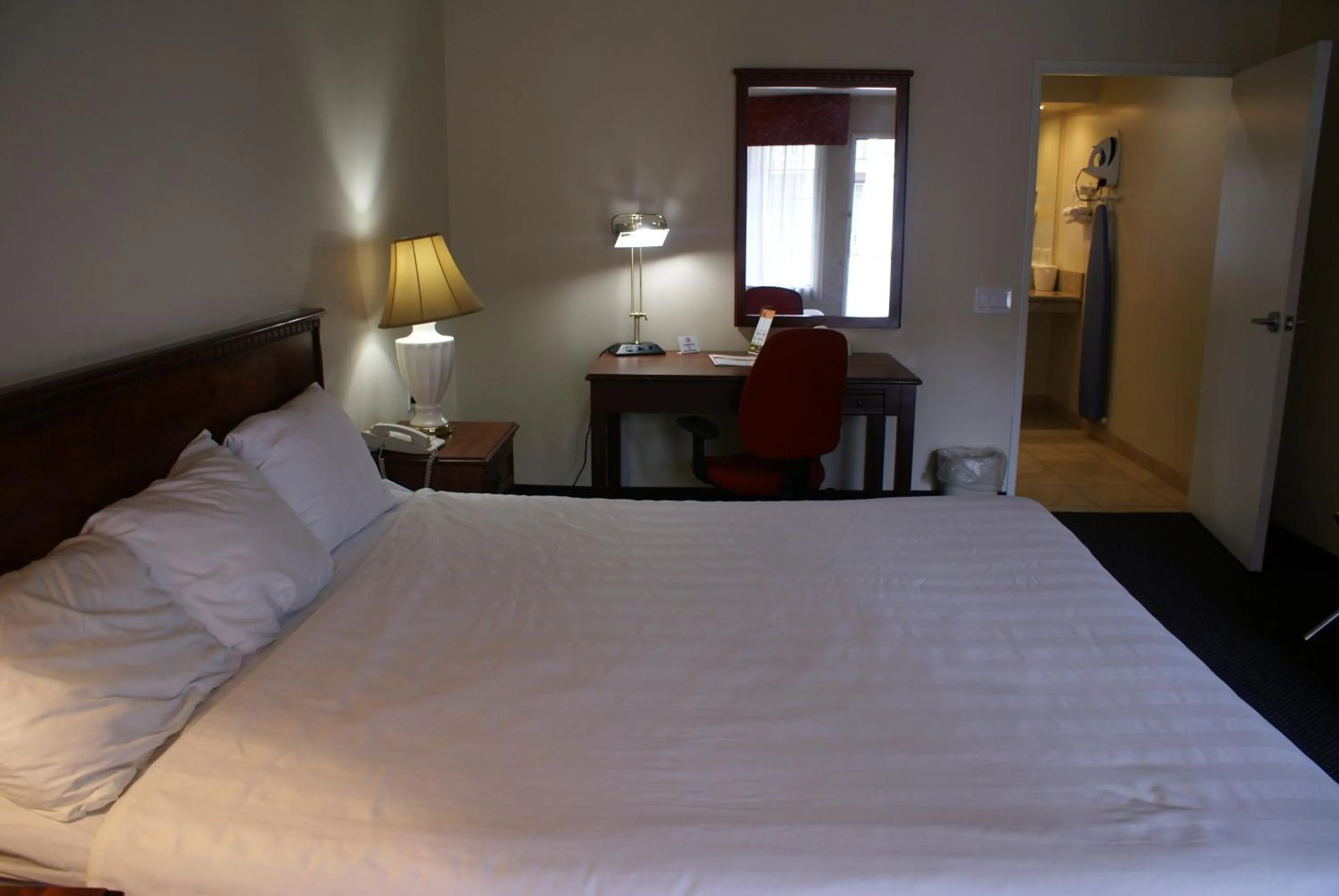 Bed in Queens Inn Anaheim