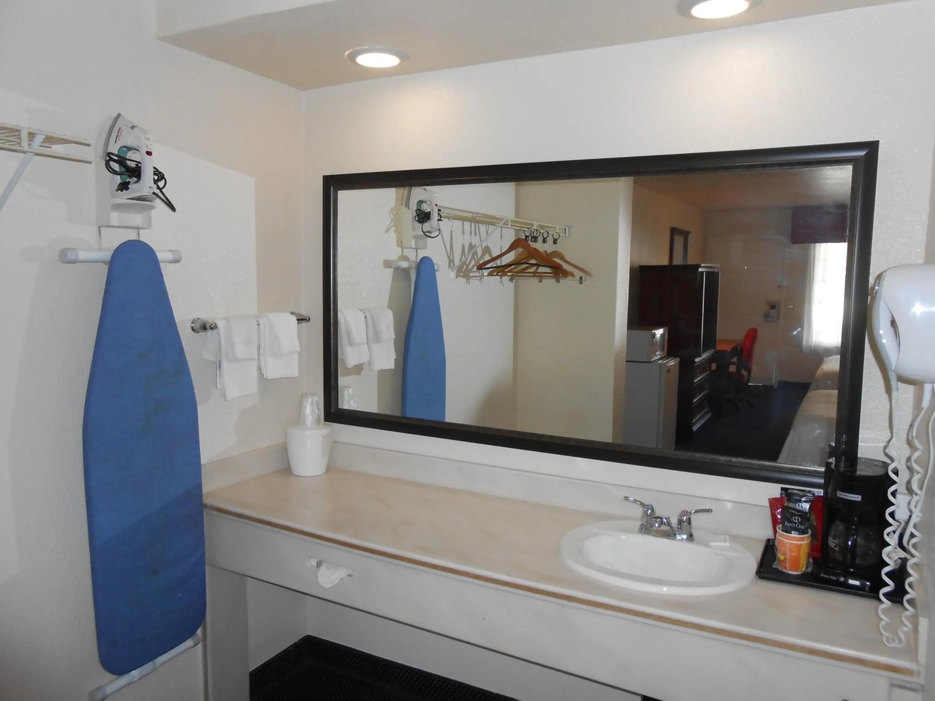 Bathroom in Queens Inn Anaheim