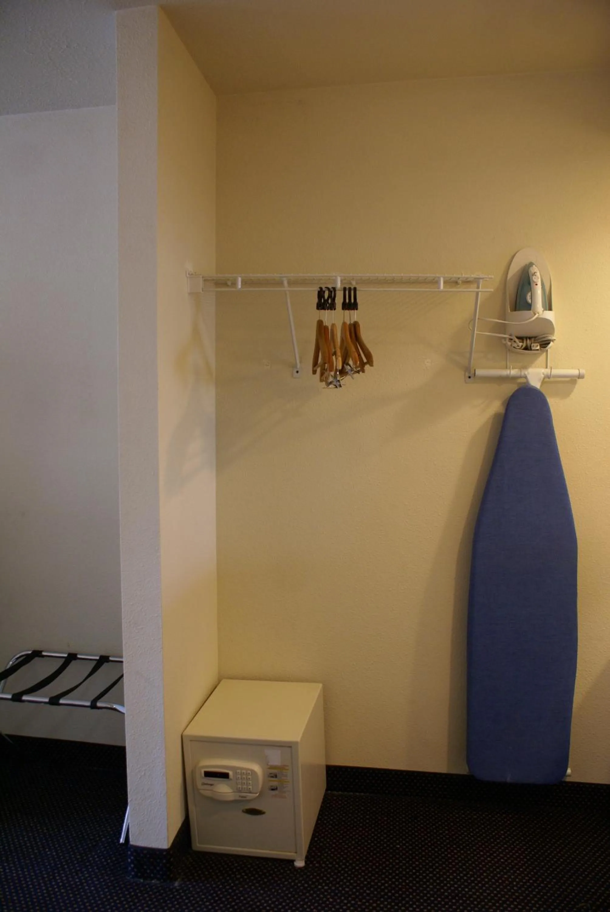 Decorative detail in Queens Inn Anaheim