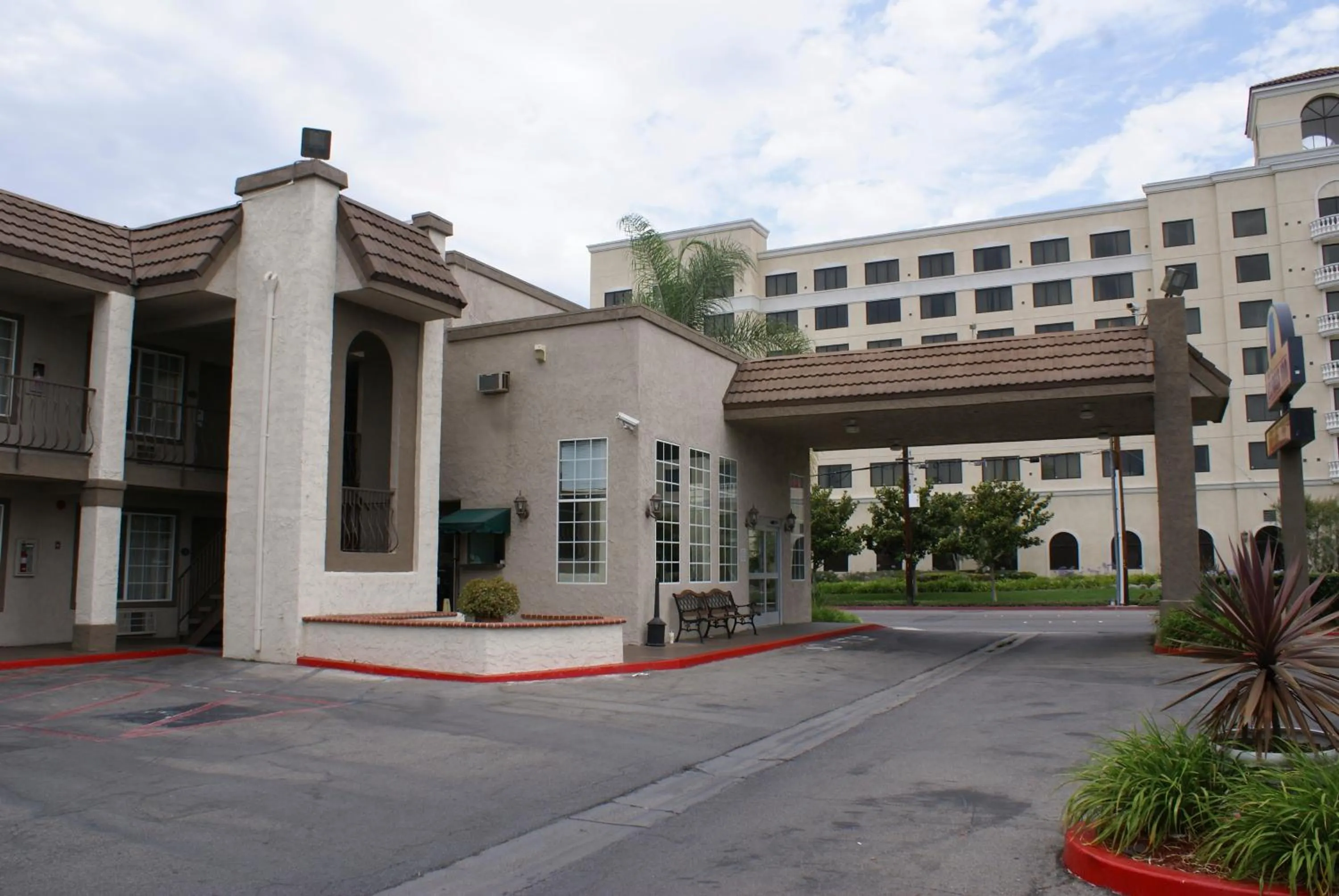 Facade/entrance in Queens Inn Anaheim