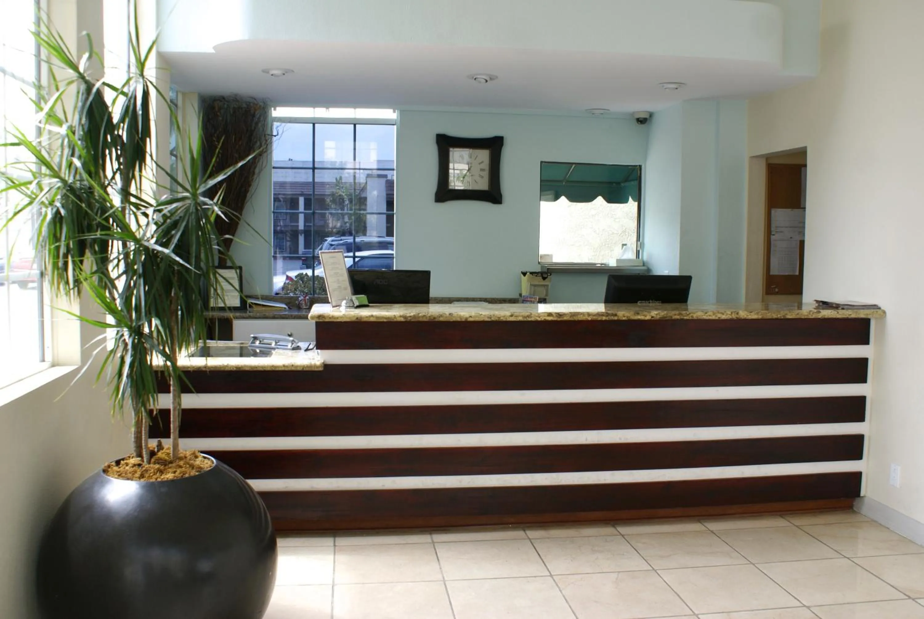 Lobby or reception in Queens Inn Anaheim