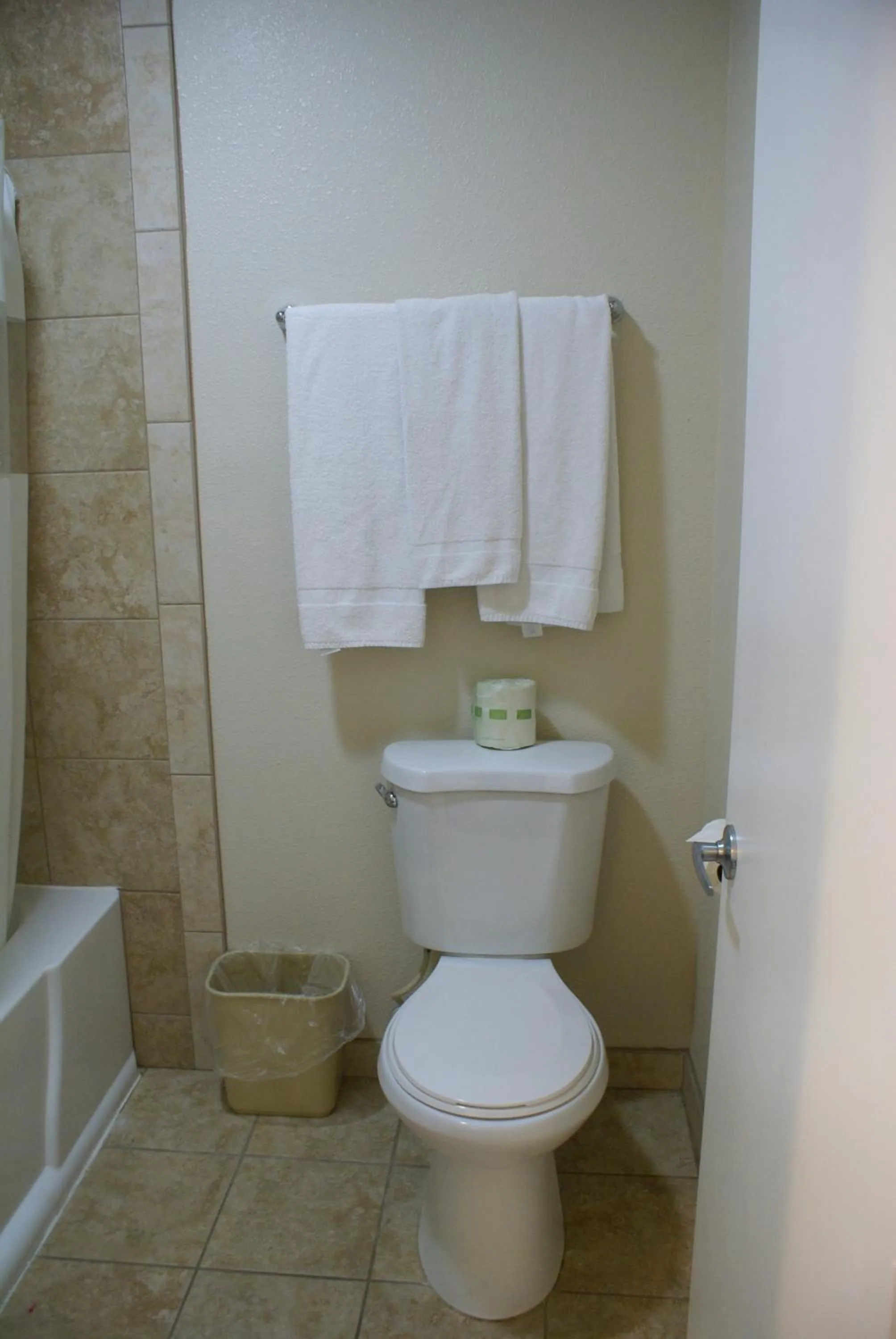 Bathroom in Queens Inn Anaheim