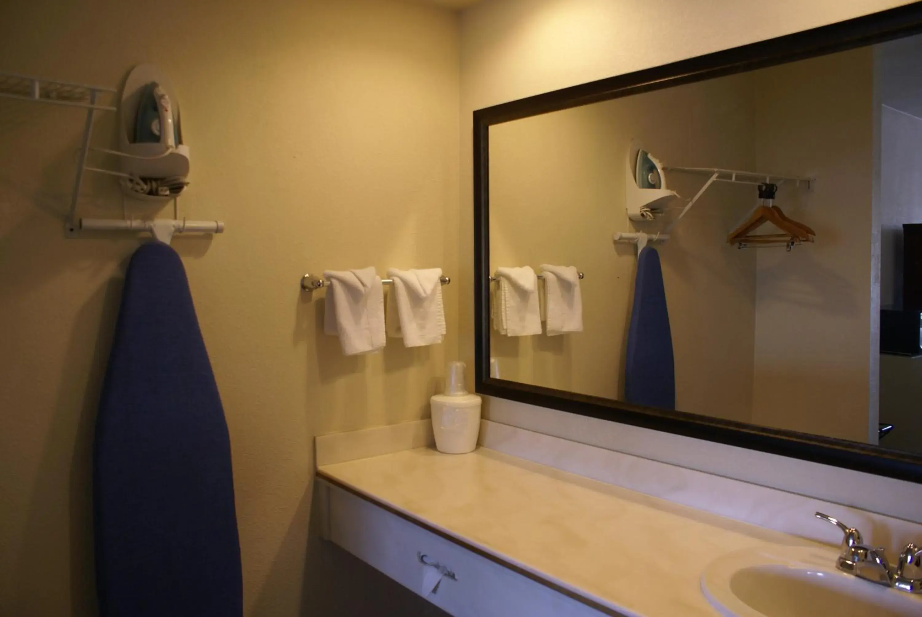 Bathroom in Queens Inn Anaheim Bathroom in Queens Inn Anaheim