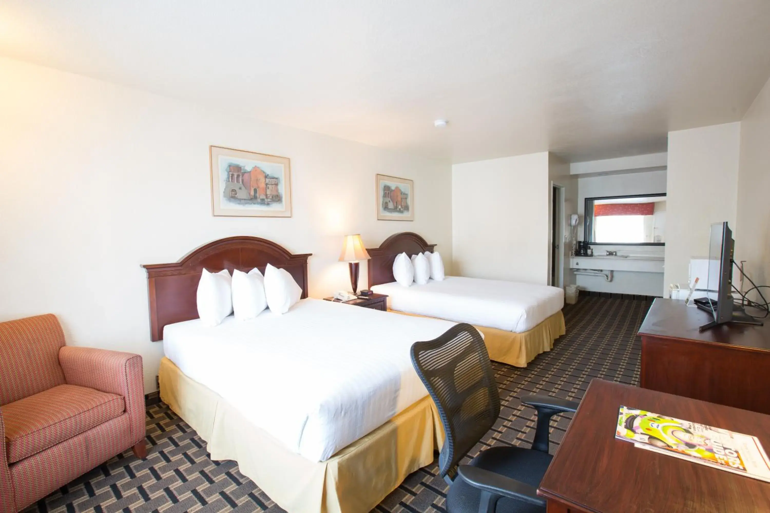 Bed in Queens Inn Anaheim Bed in Queens Inn Anaheim