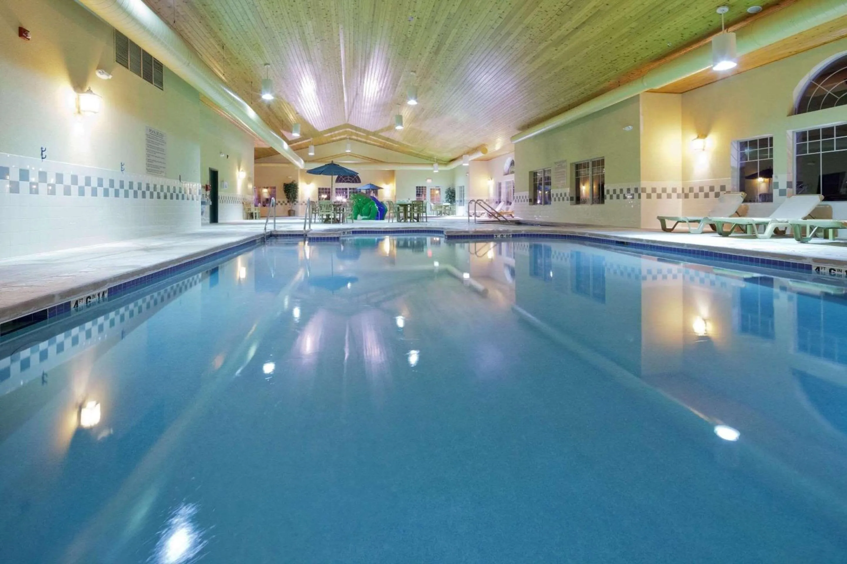 Swimming pool in Country Inn & Suites by Radisson, Green Bay East, WI