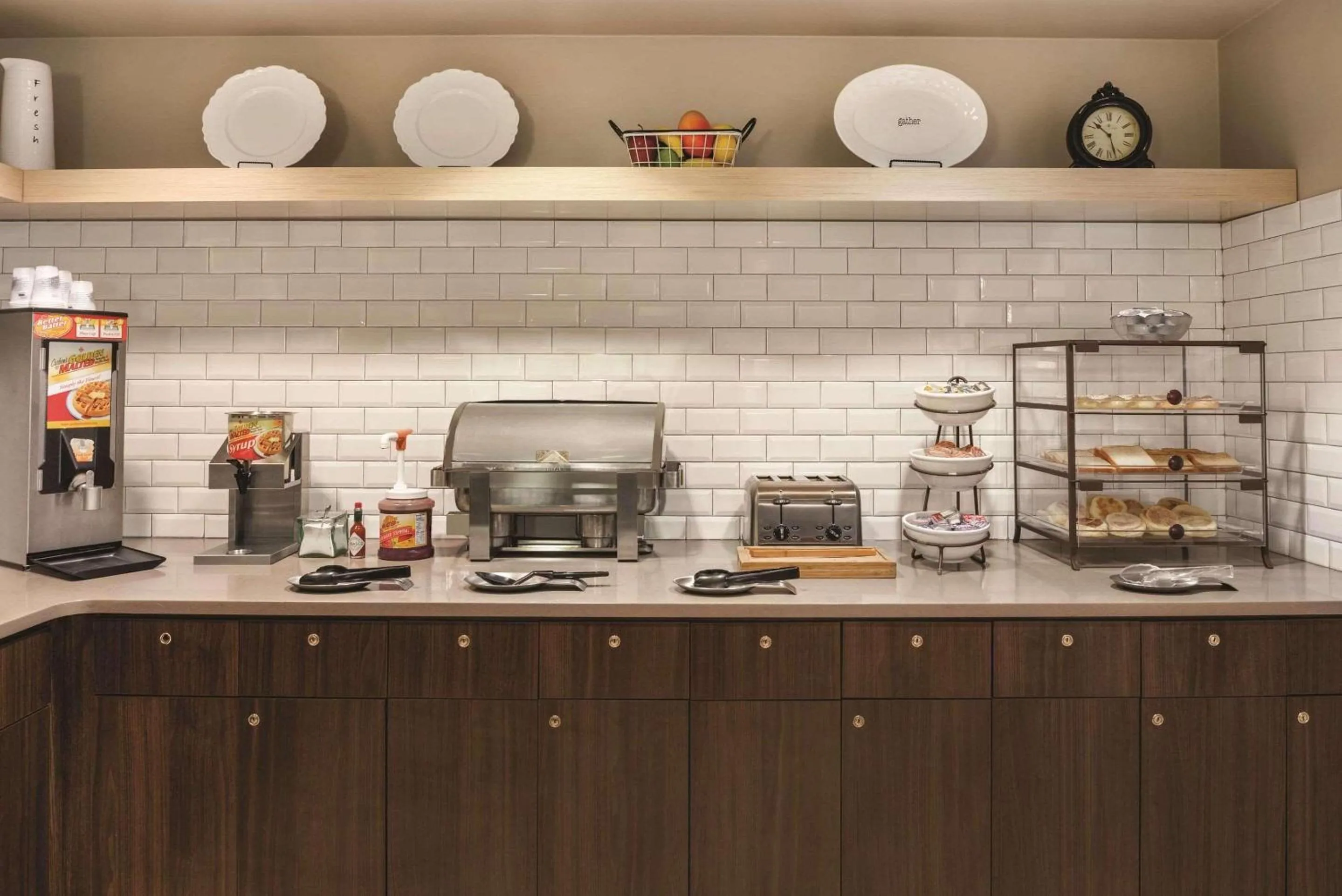 Breakfast in Country Inn & Suites by Radisson, Green Bay East, WI