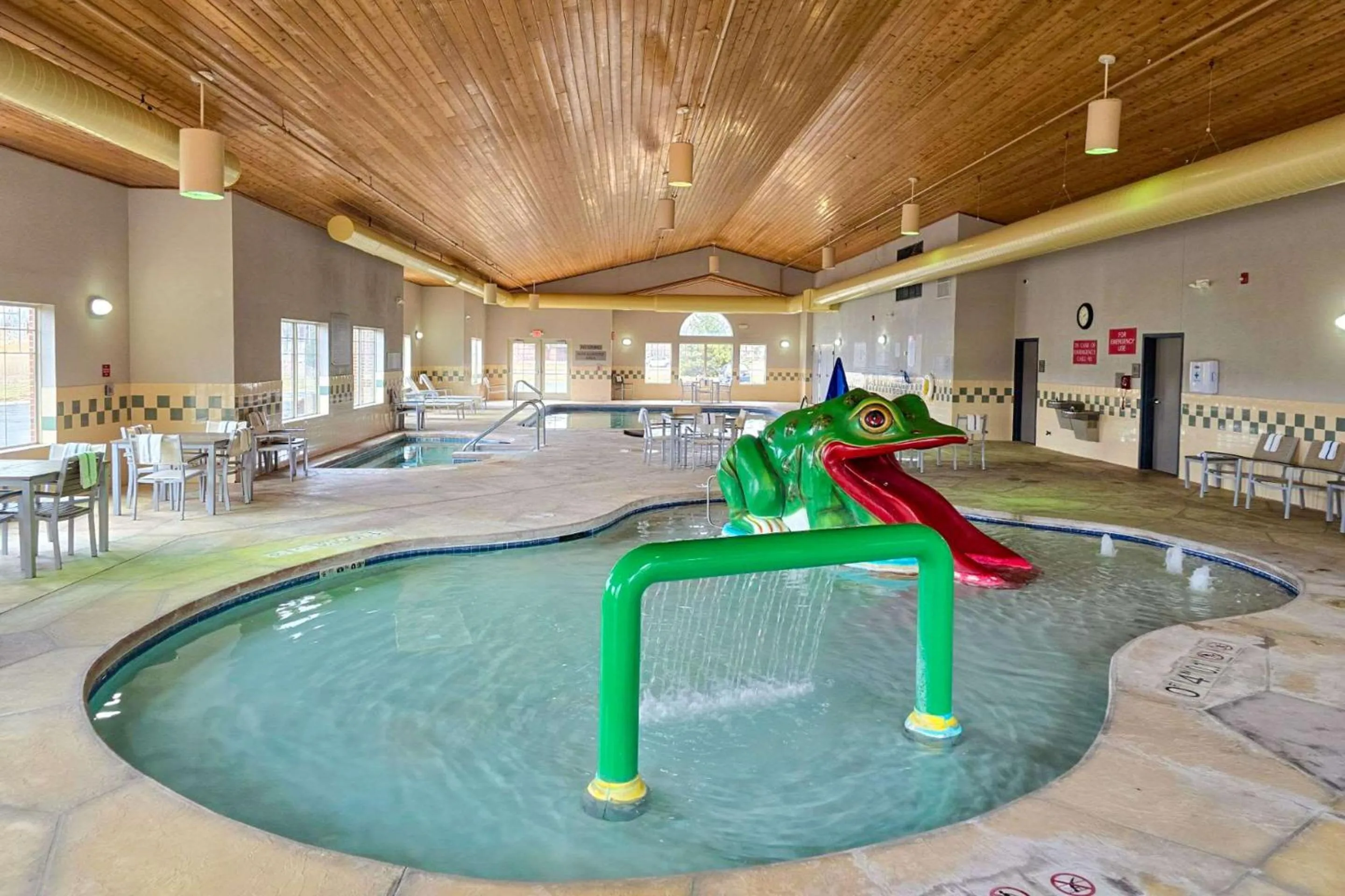 Hot Tub in Country Inn & Suites by Radisson, Green Bay East, WI