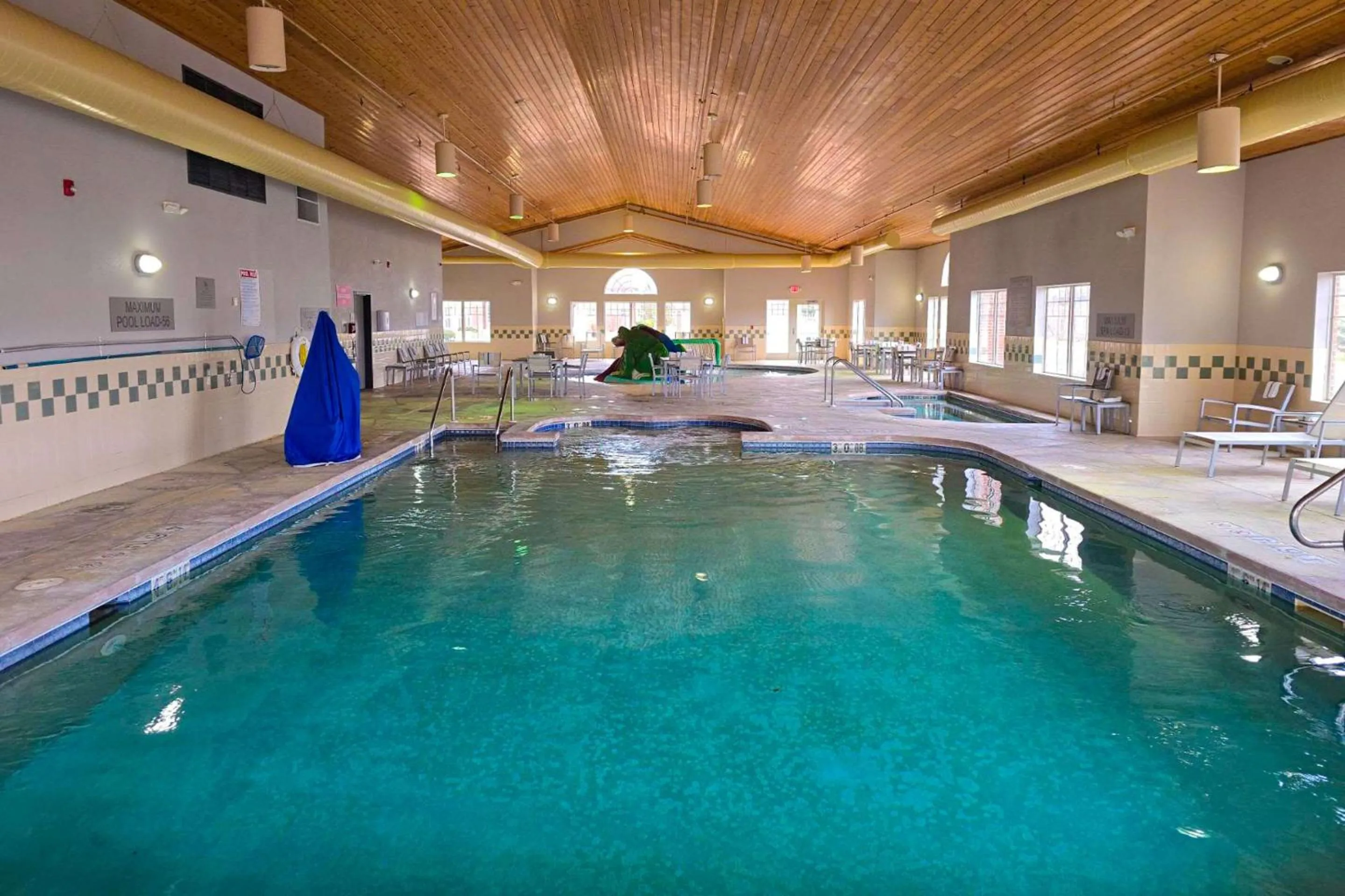 Swimming pool in Country Inn & Suites by Radisson, Green Bay East, WI