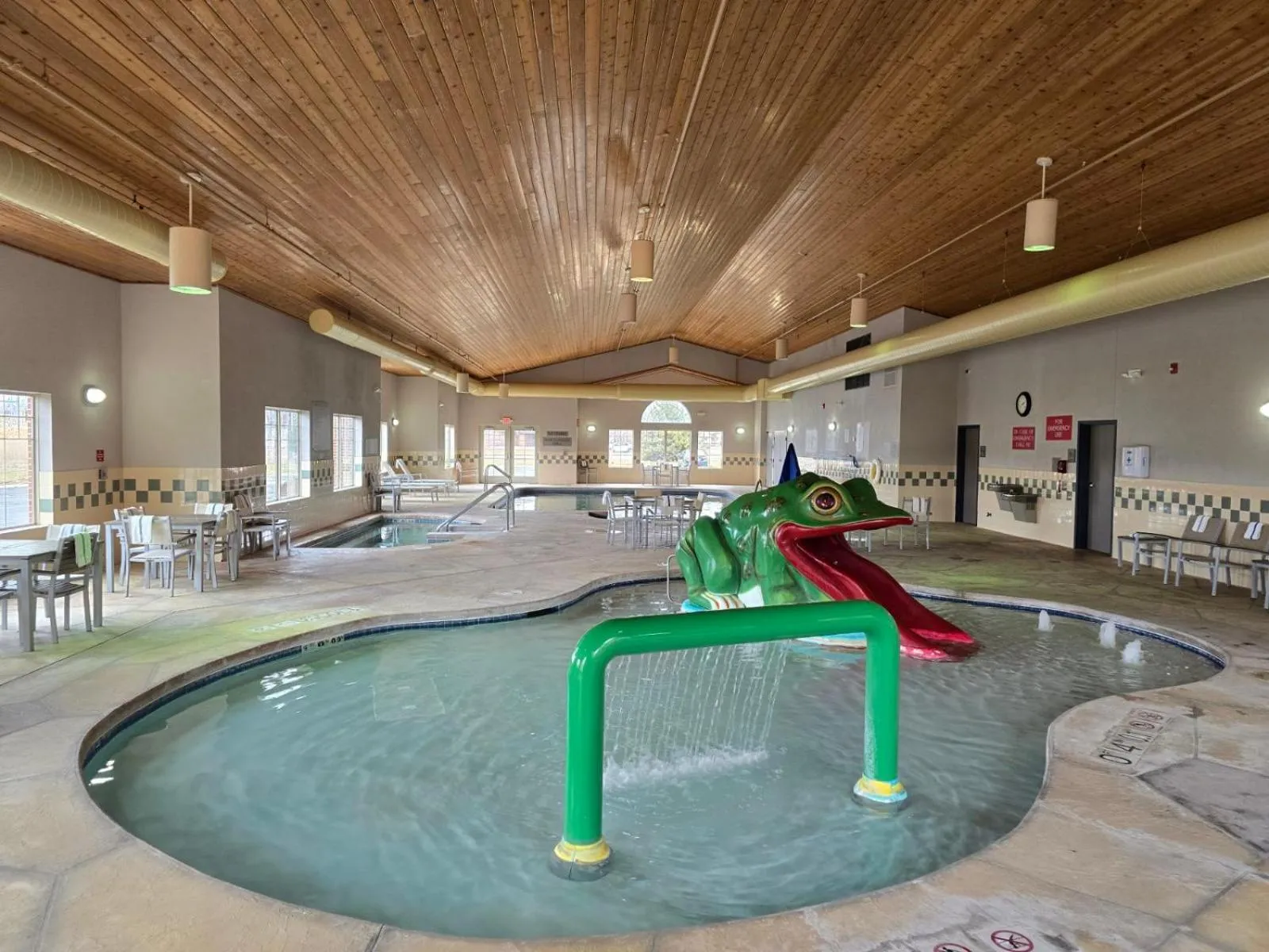 Swimming pool in Country Inn & Suites by Radisson, Green Bay East, WI