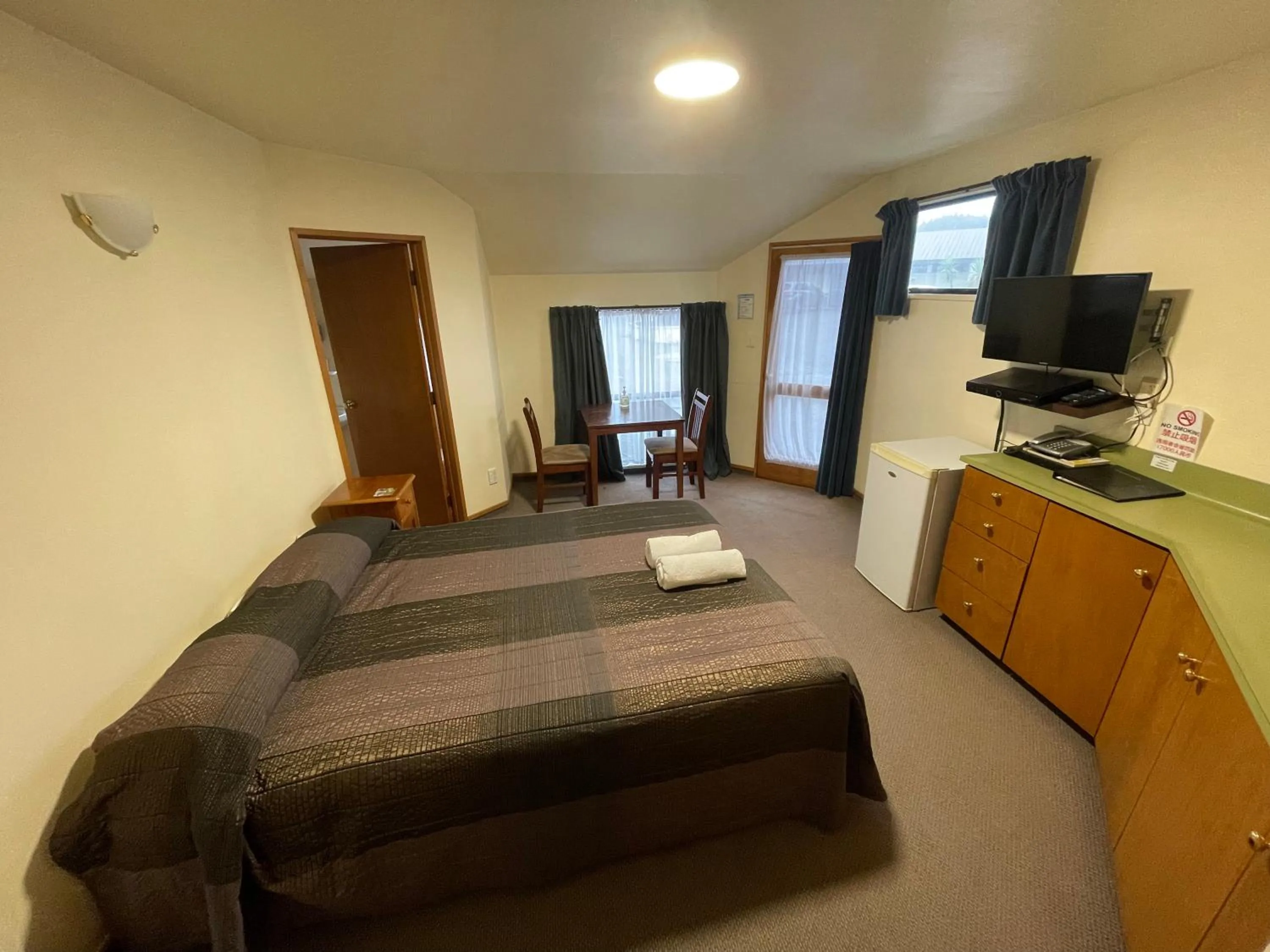Photo of the whole room, Bed in Heritage Court Lodge Oamaru