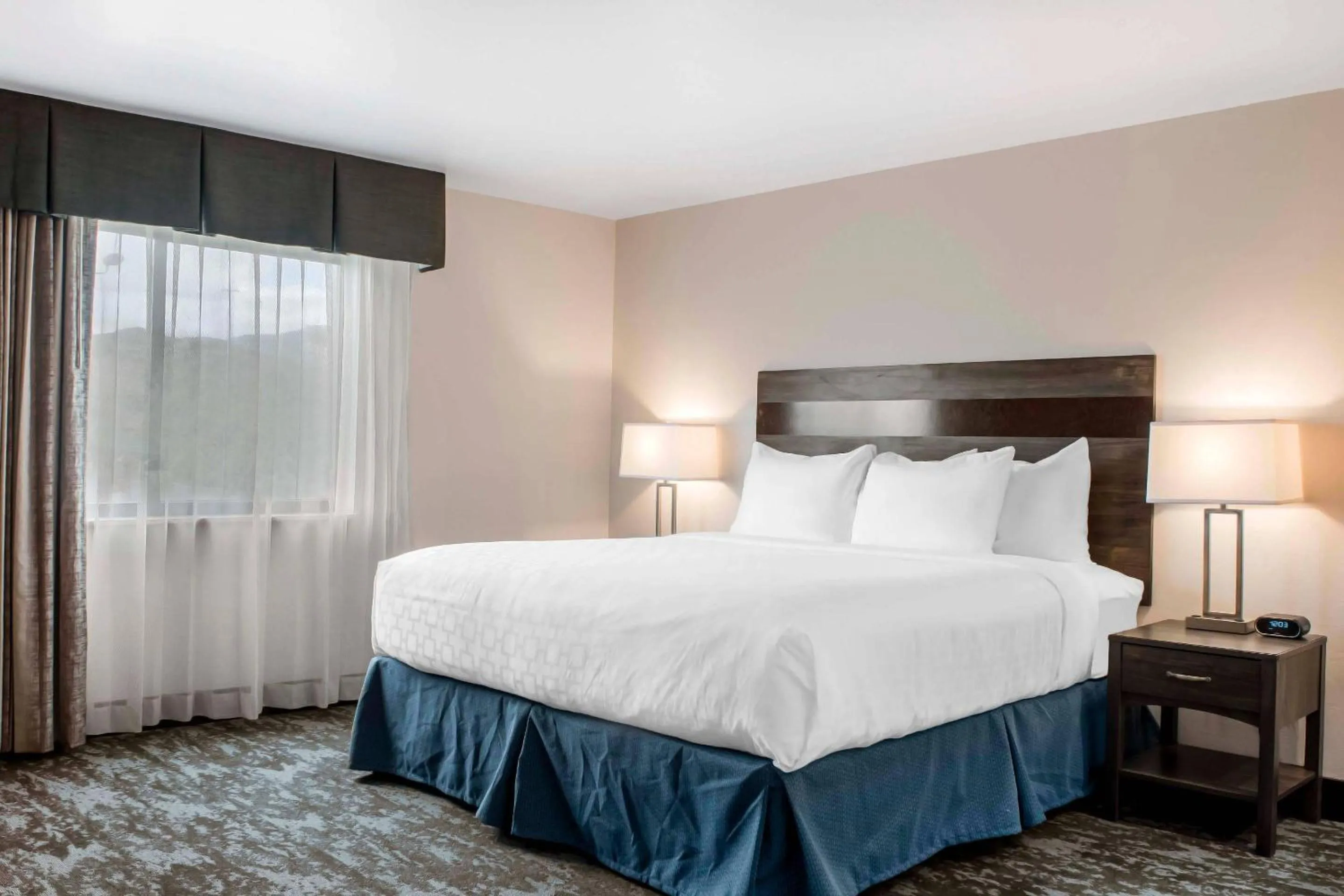 Bedroom, Bed in Copper King Convention Center, an Ascend Collection Hotel