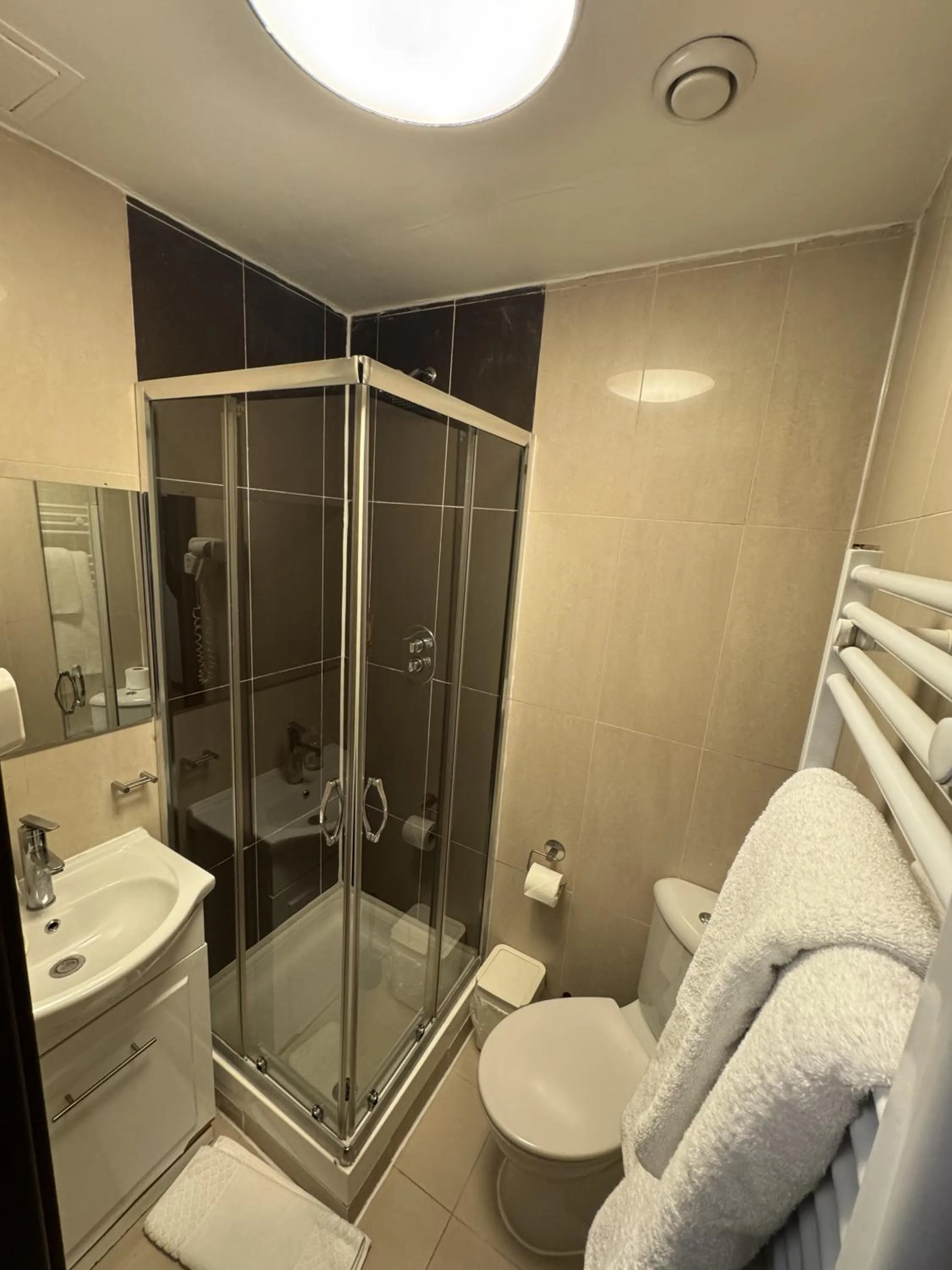 Shower in The Royale Chulan Hyde Park Hotel