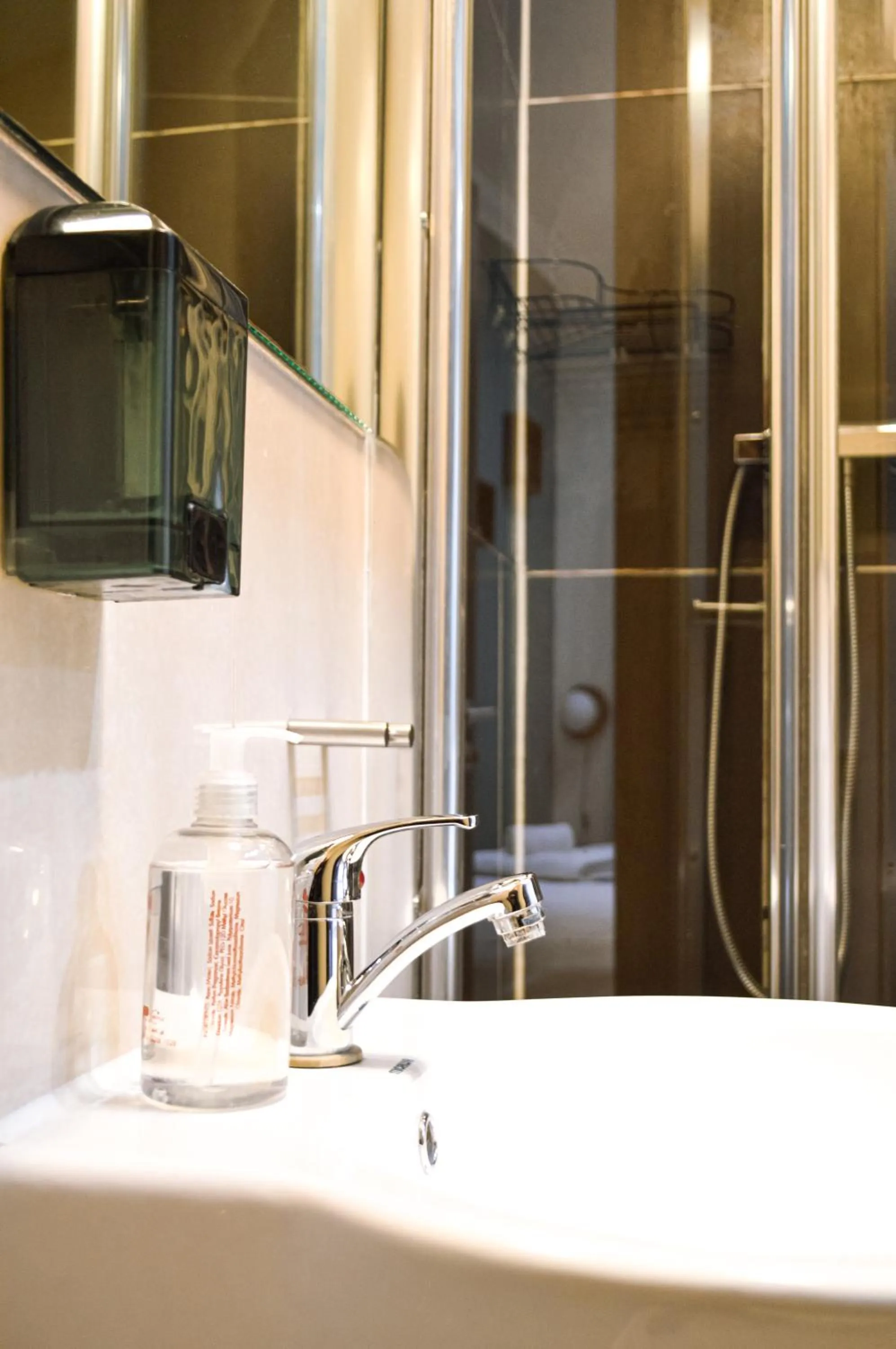 Shower in The Royale Chulan Hyde Park Hotel