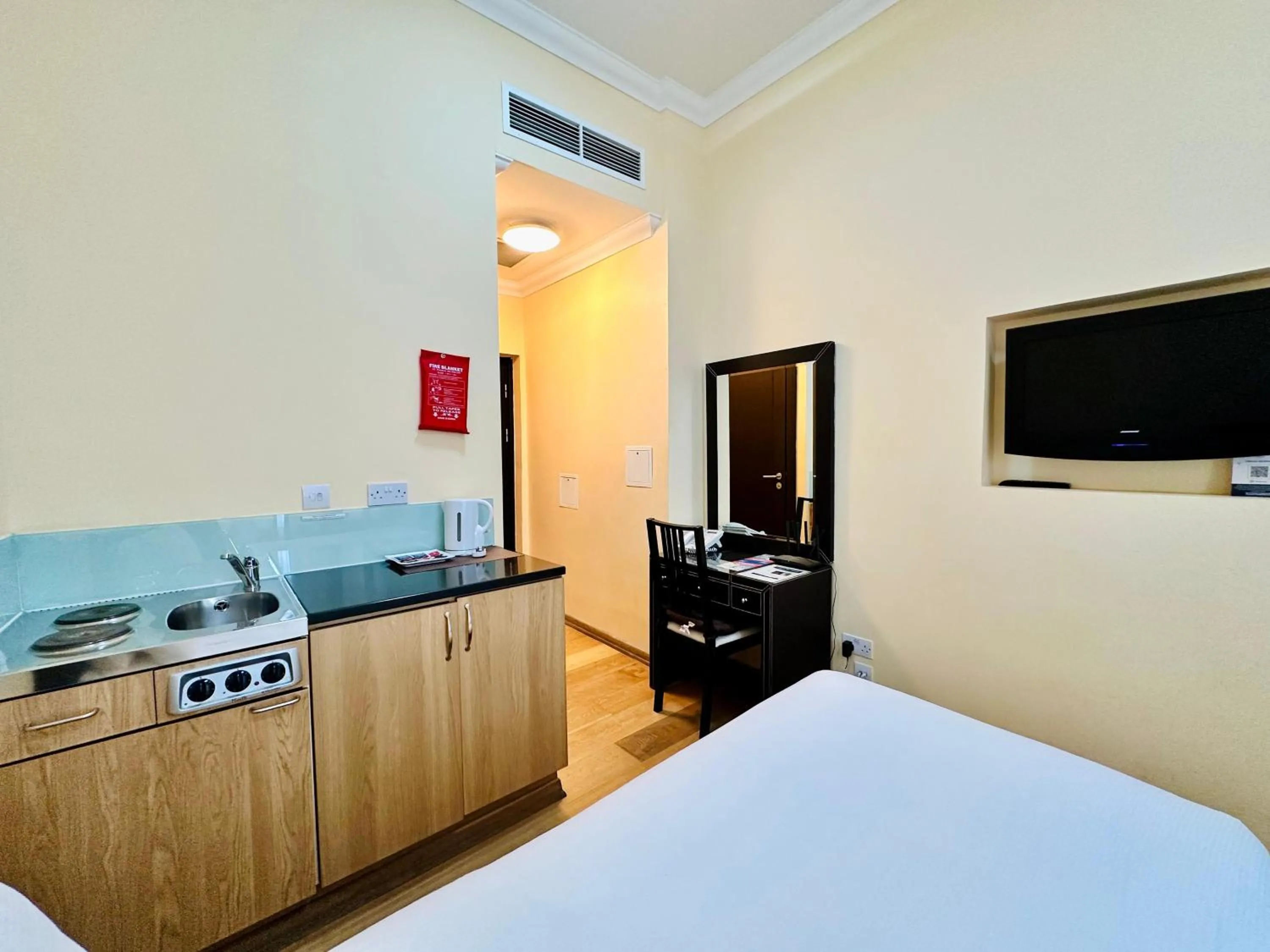 Kitchen or kitchenette, Bed in The Royale Chulan Hyde Park Hotel