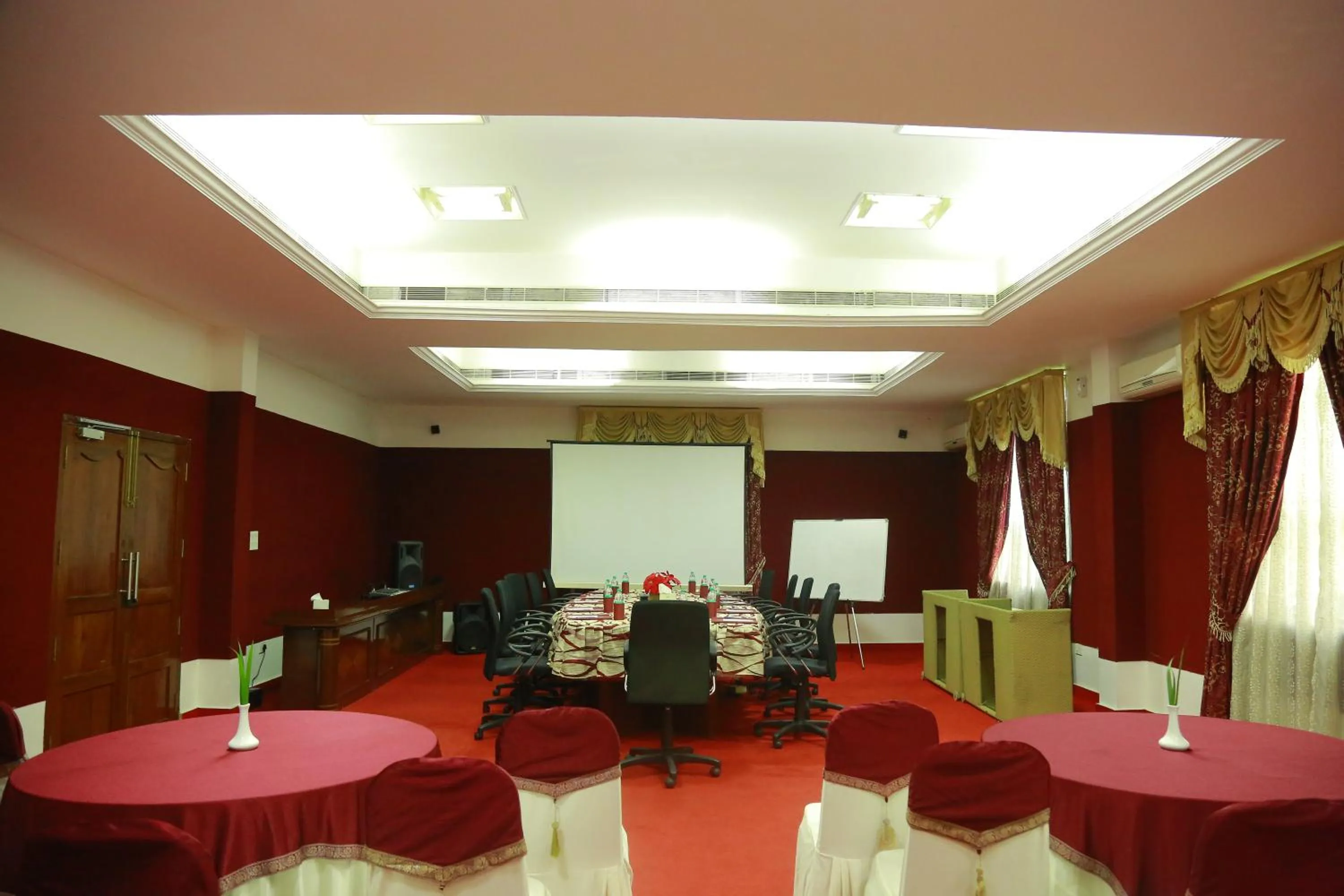 Business facilities in SAJ Earth Resort & Convention Center , Kochi