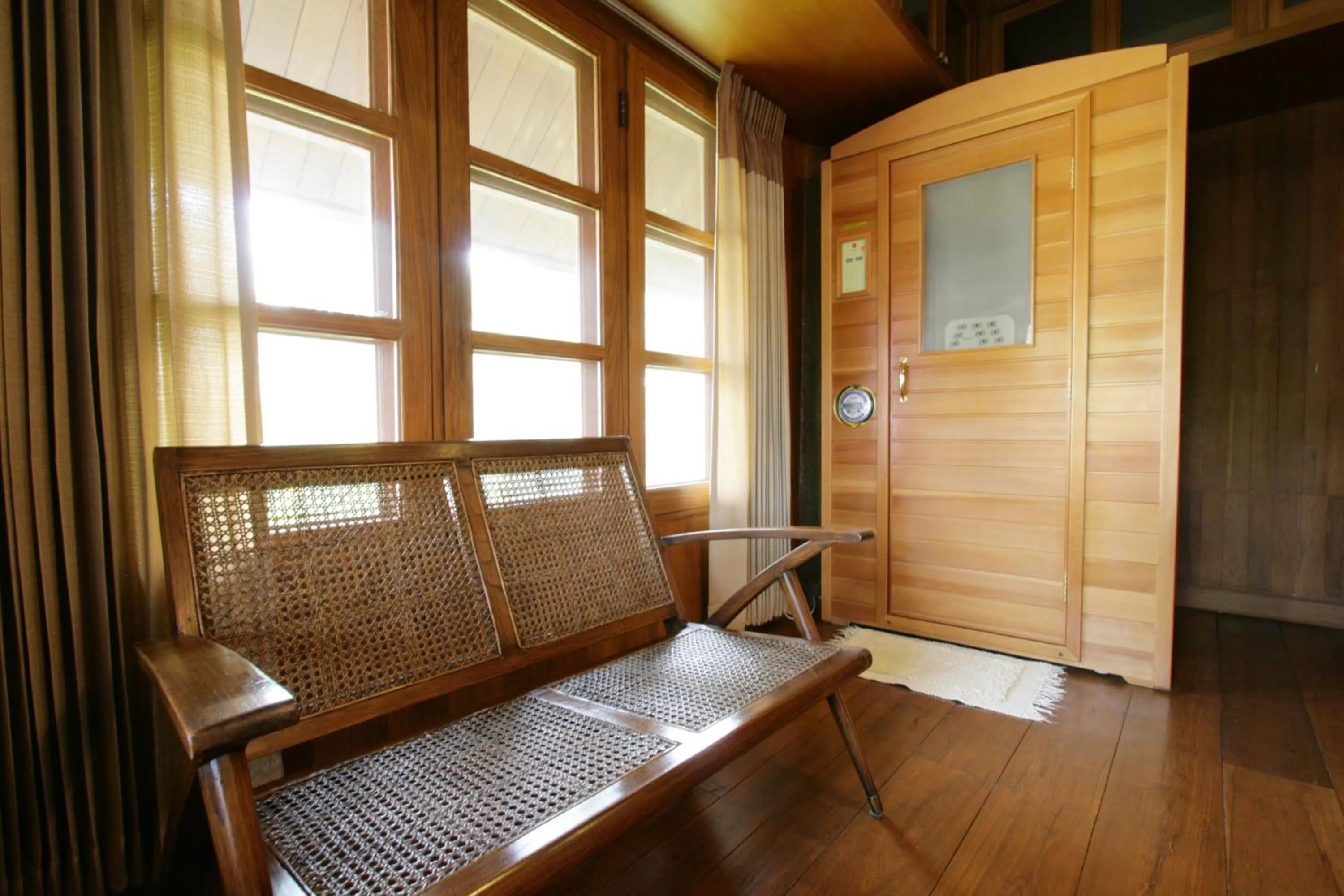 Seating area in Ruen Come In