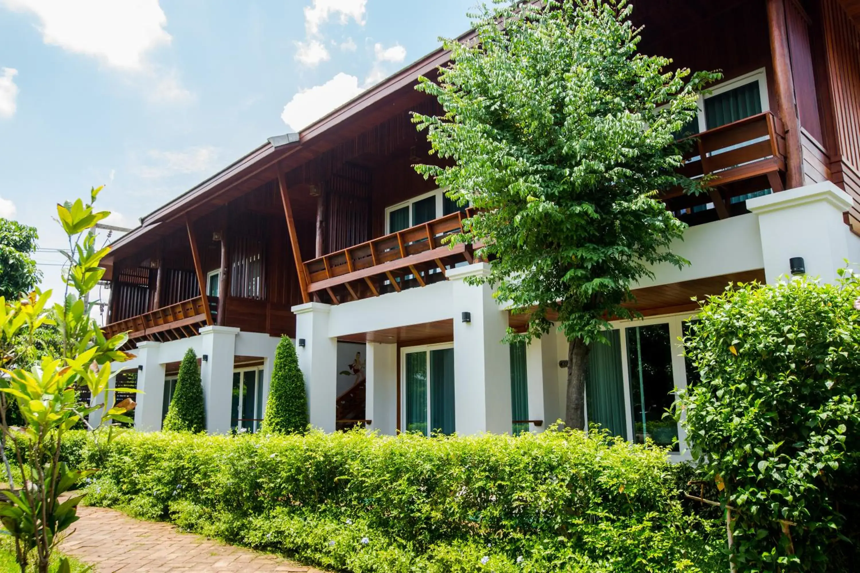 Property building in Ruen Come In Property building in Ruen Come In