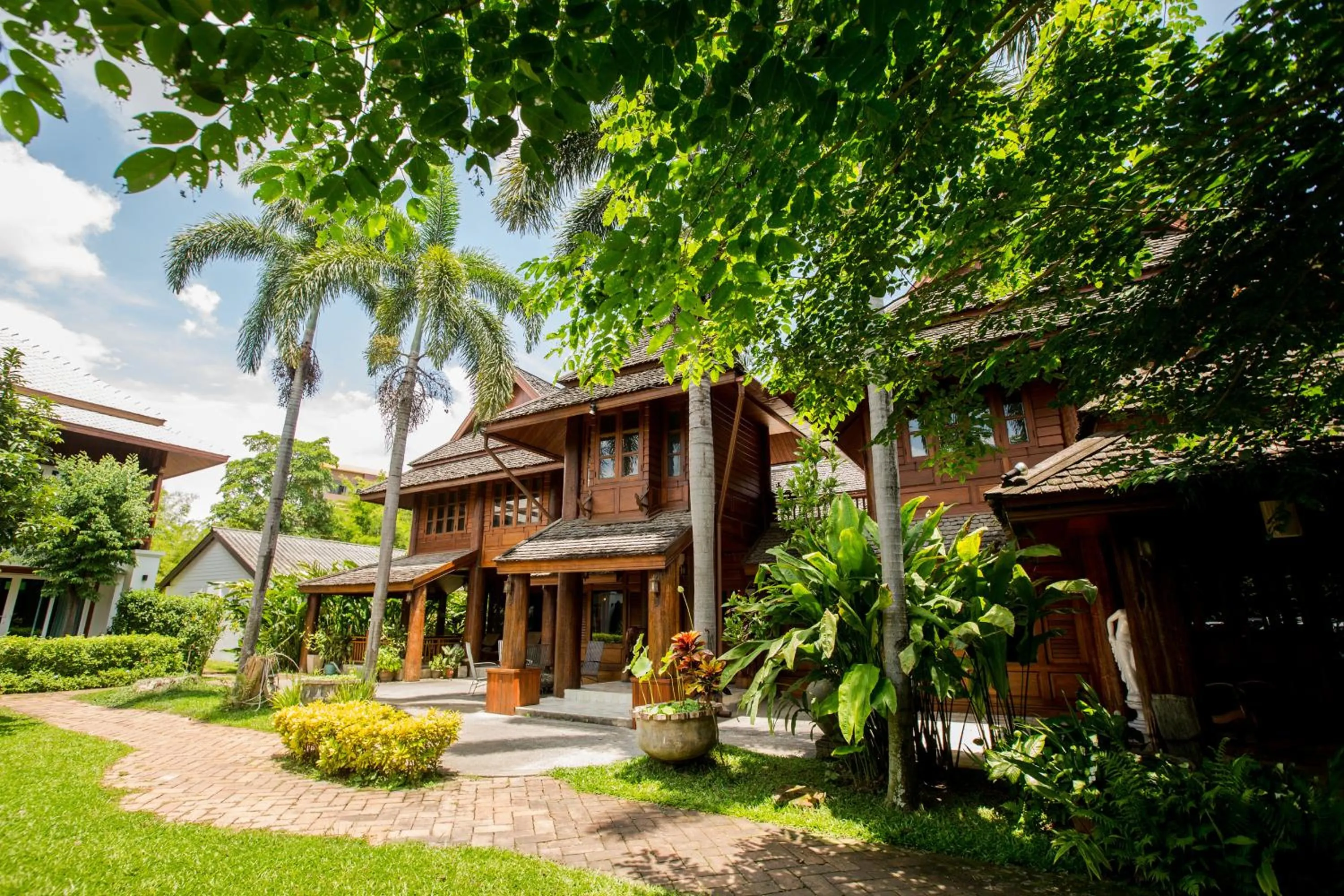 Property building in Ruen Come In