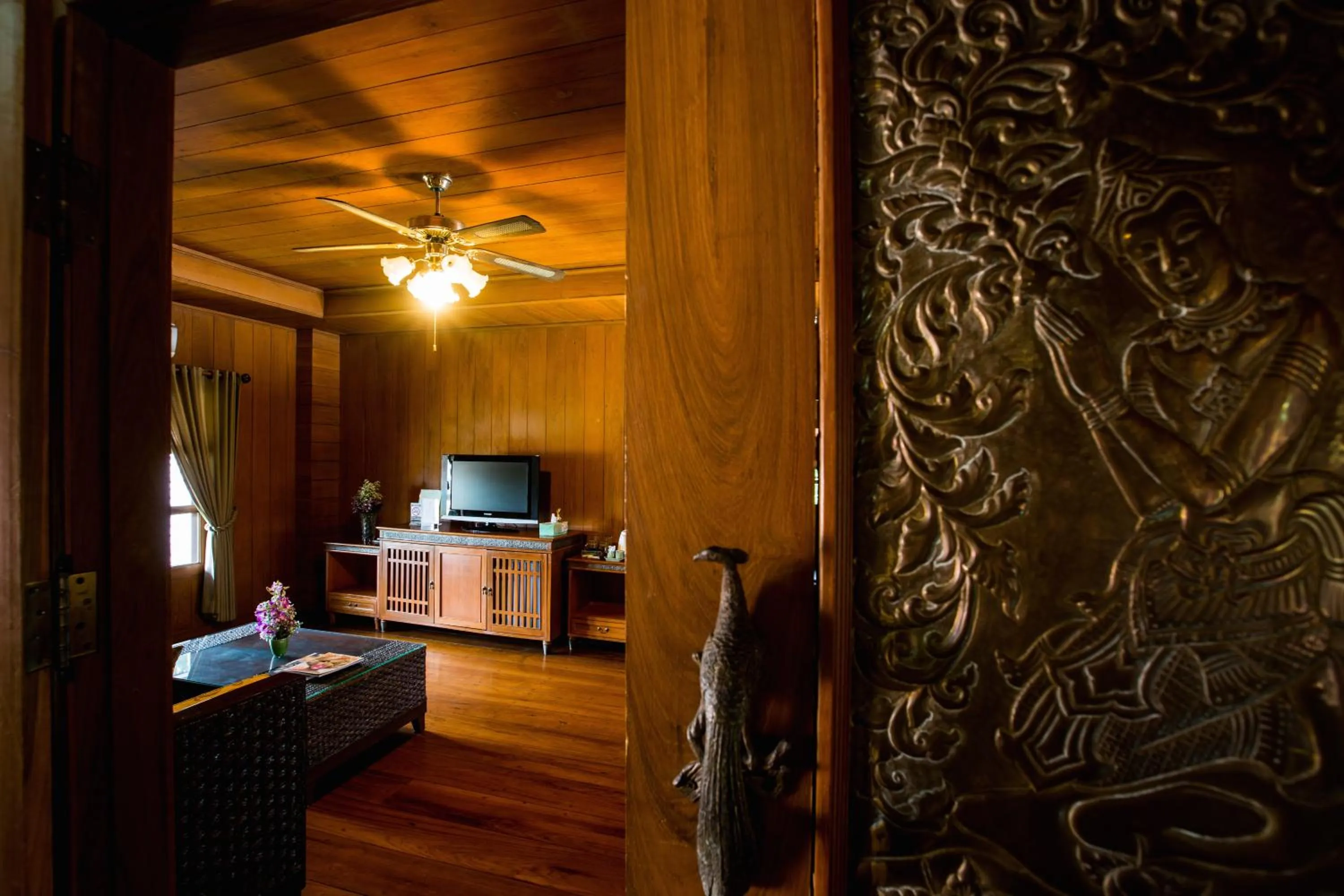 TV and multimedia in Ruen Come In